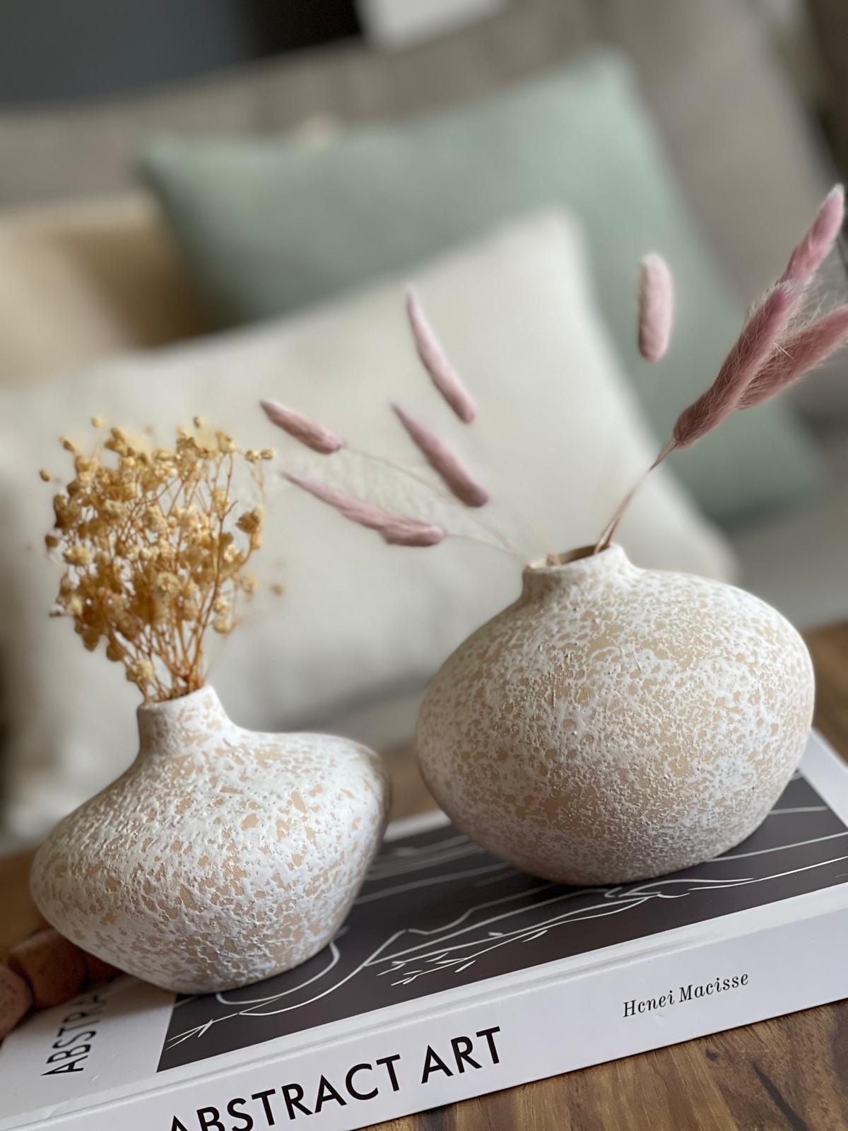 האמנות של Layering: המדריך המלא לעיצוב מדפים וקונסולות באמצעות אגרטלים ומגשים דקורטיביים