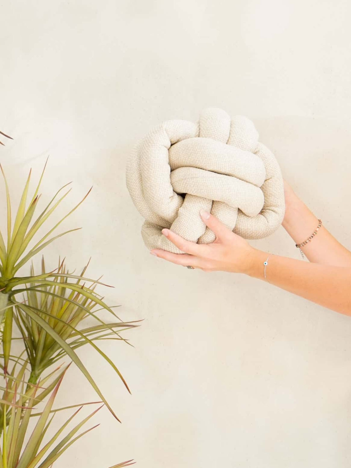 כרית נוי קשר אוף-ווייט