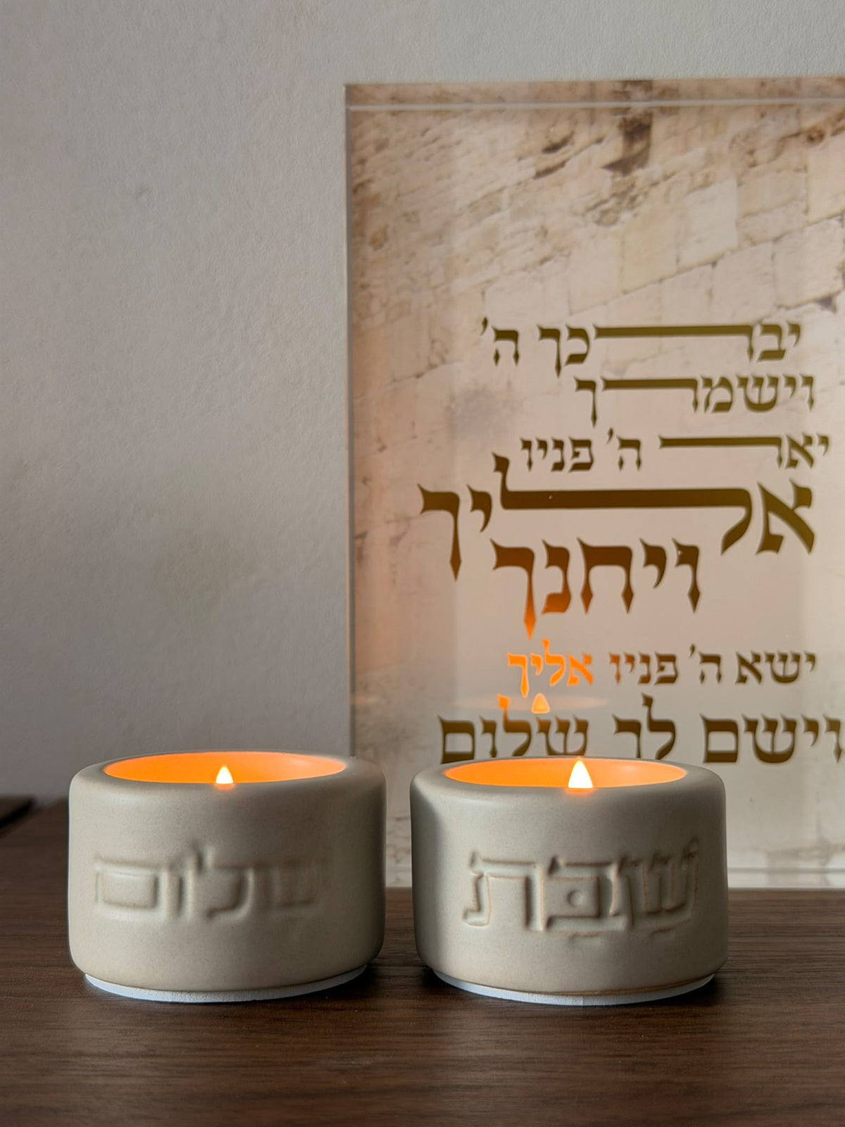 סט פמוטים לנרות שבת מקרמיקה צבע אבן – שבת שלום