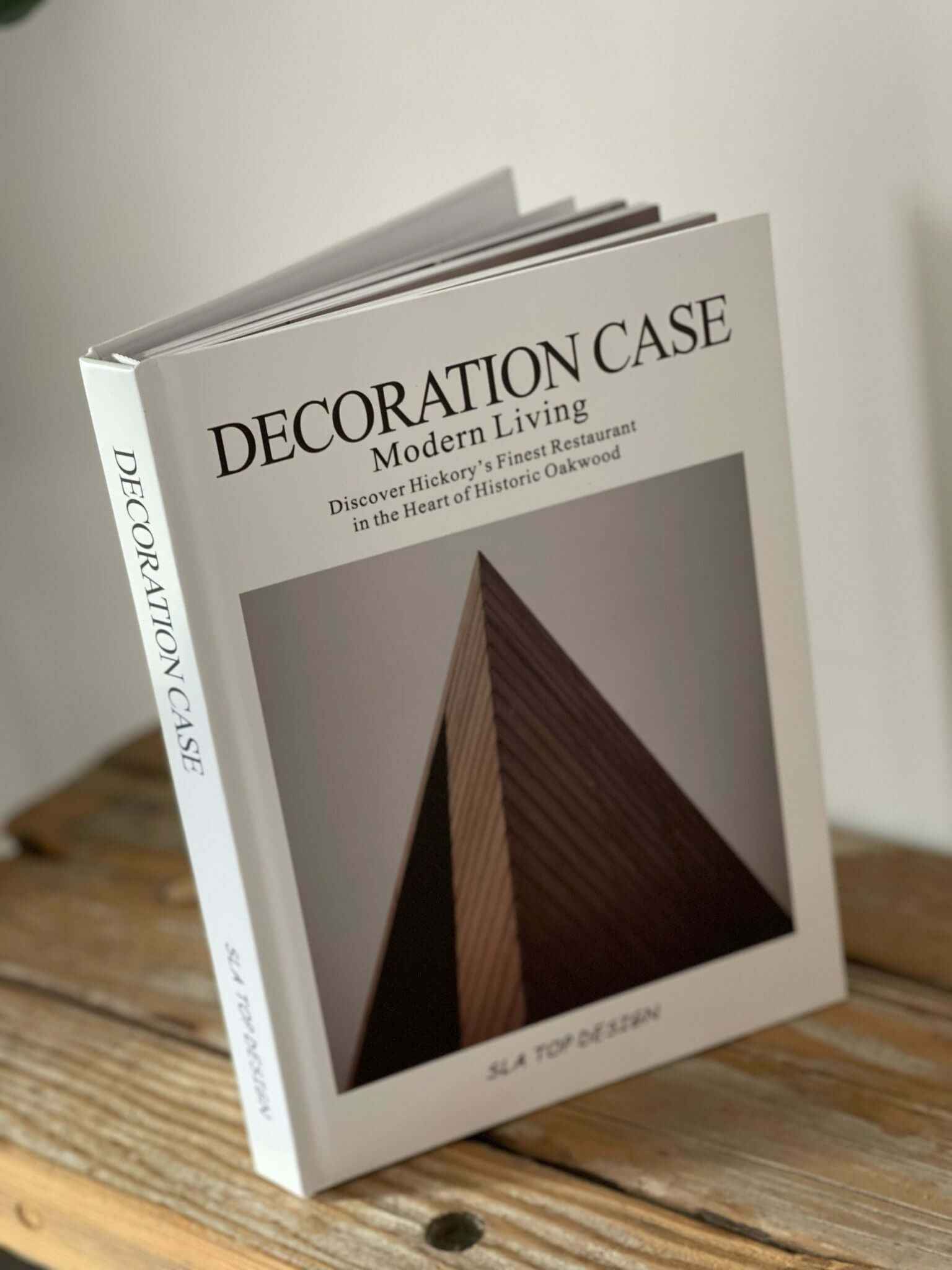 ספר עיצוב נפתח עם דפים