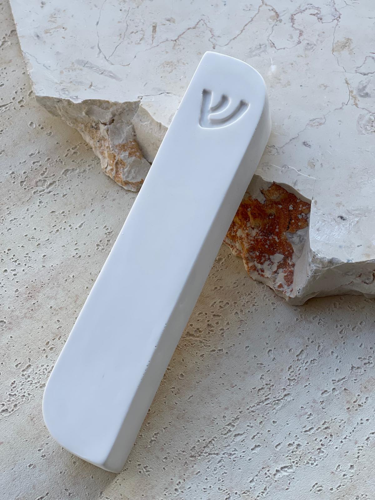 בית מזוזה בטון לבן בגודל לבחירה