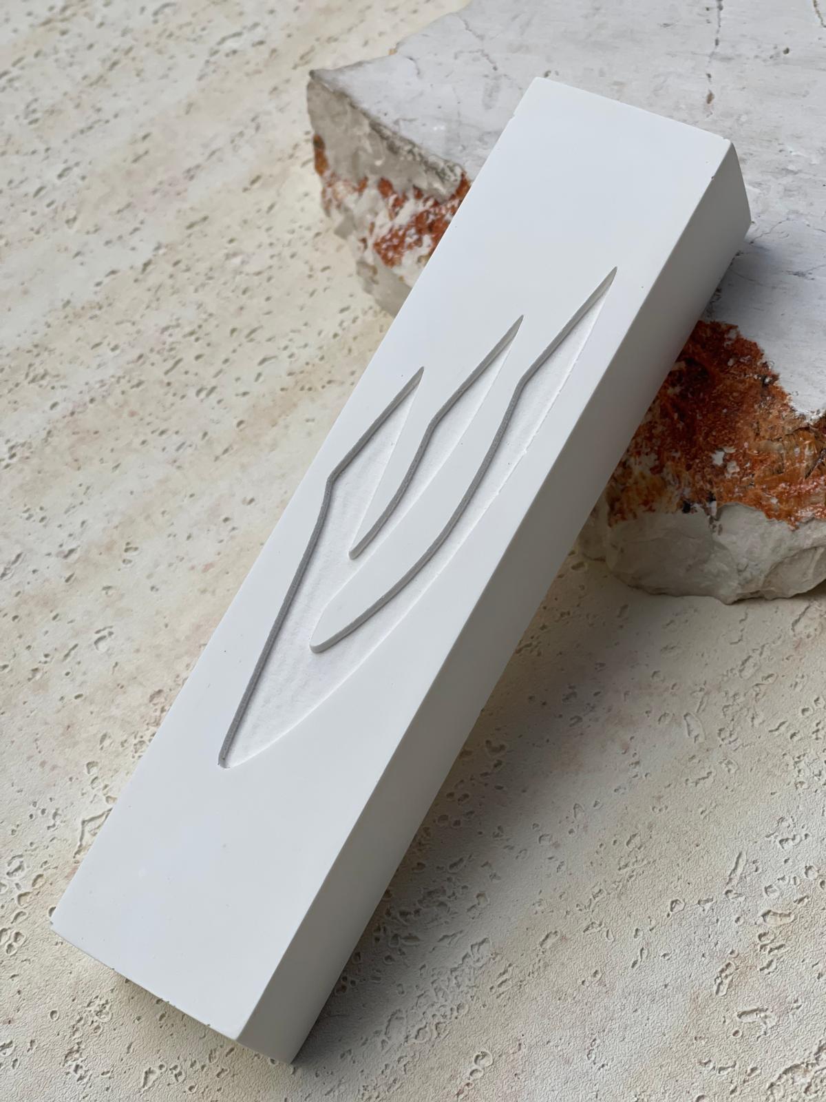 מזוזה לבנה עשויה בטון