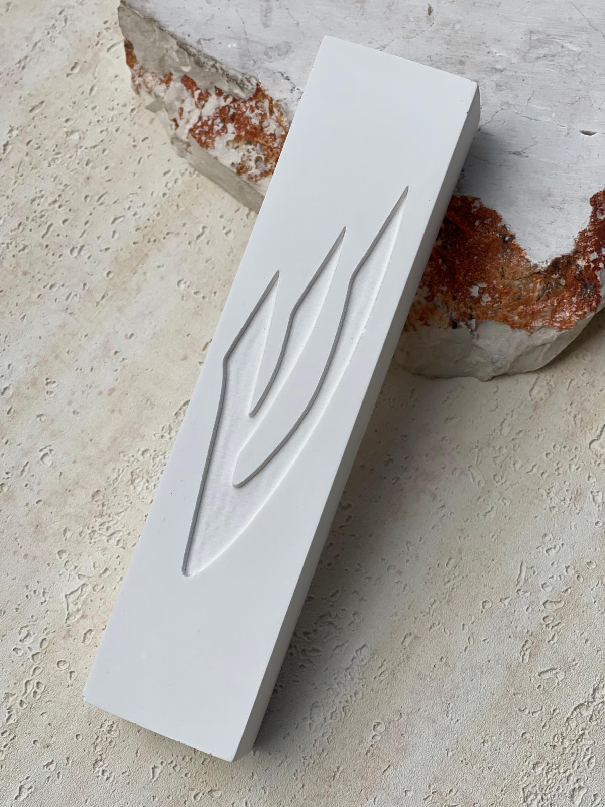 מזוזה לבנה עשויה בטון