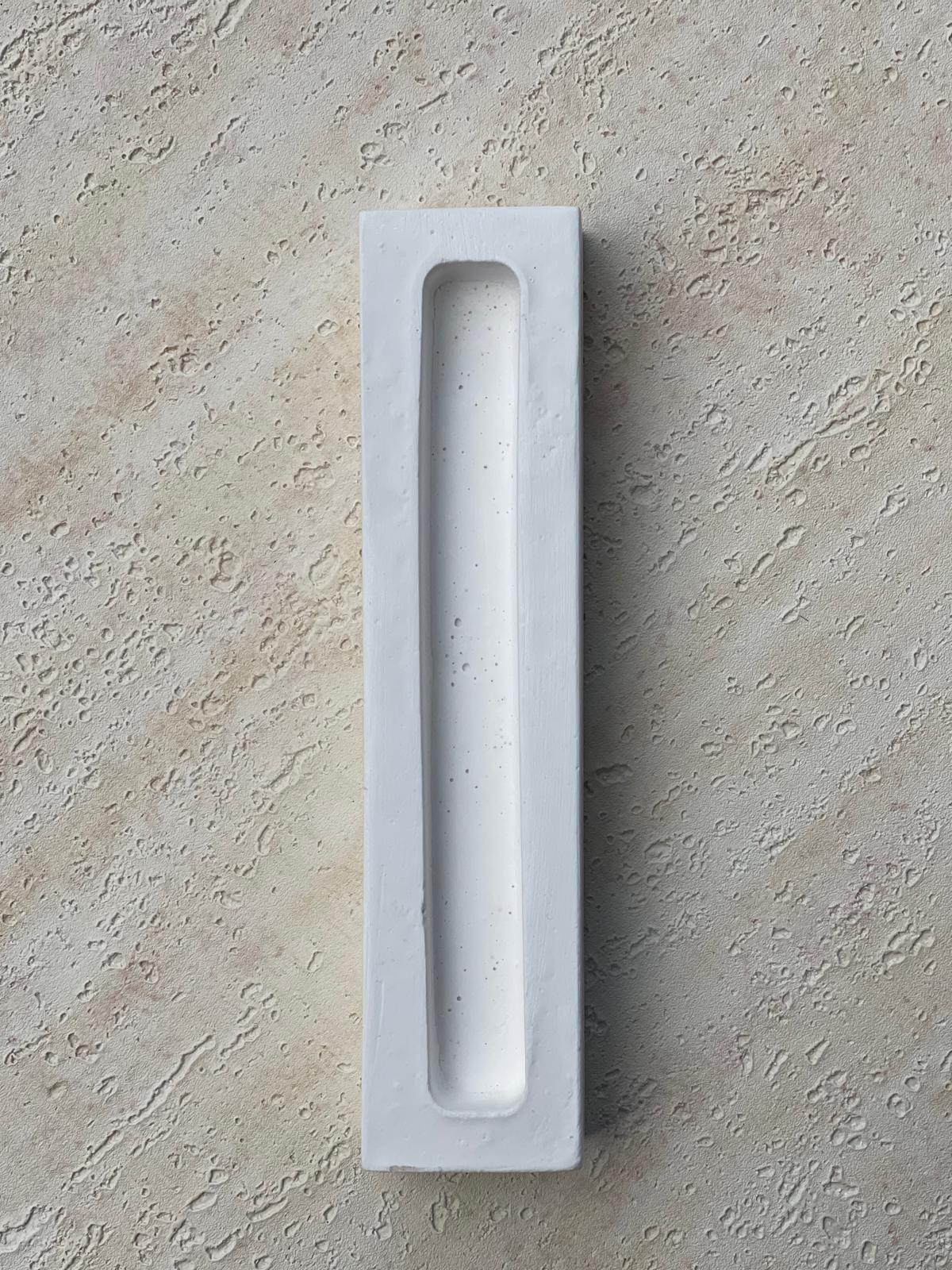 מזוזה לבנה עשויה בטון