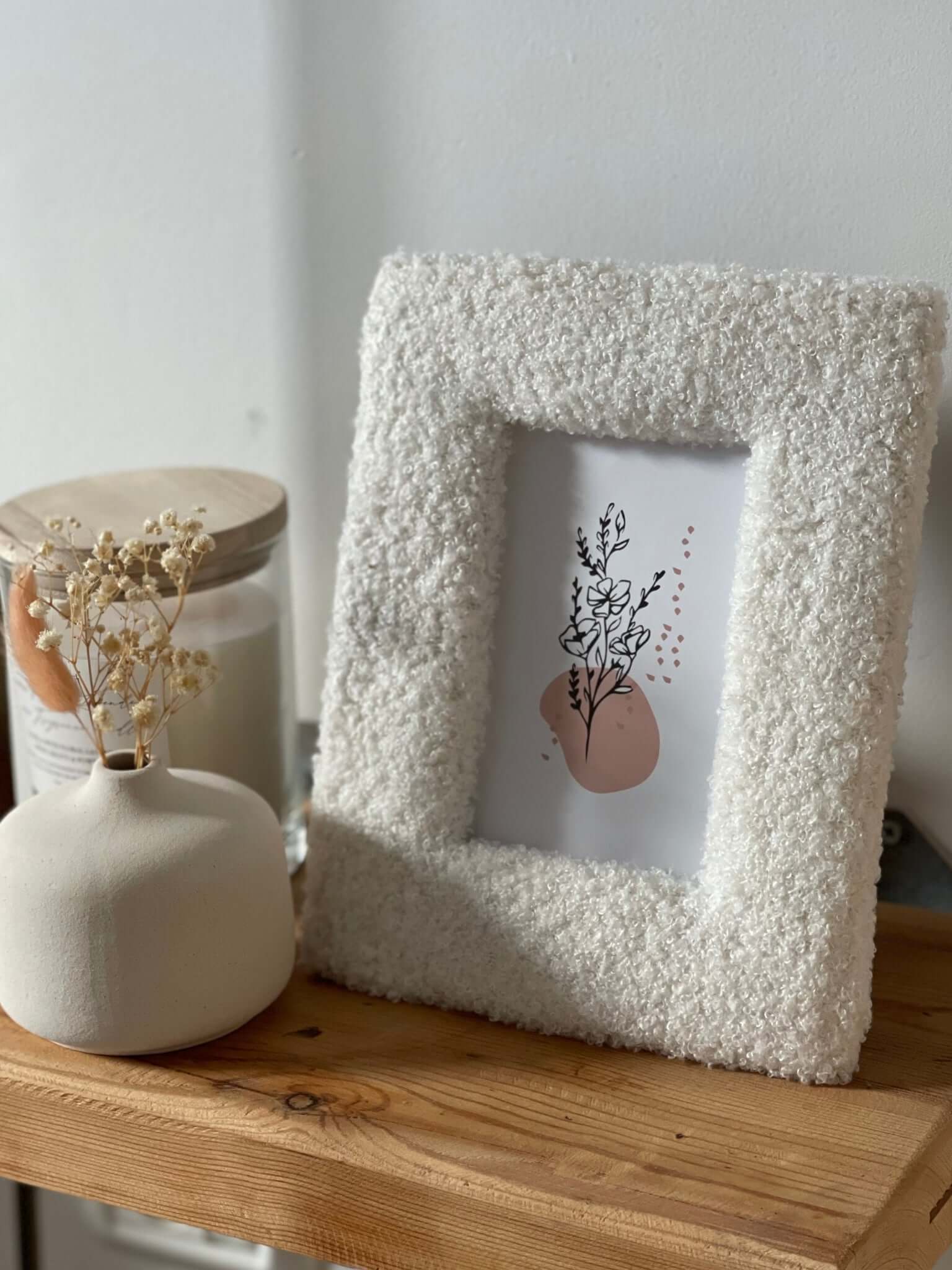 מסגרת בוקלה לבנה