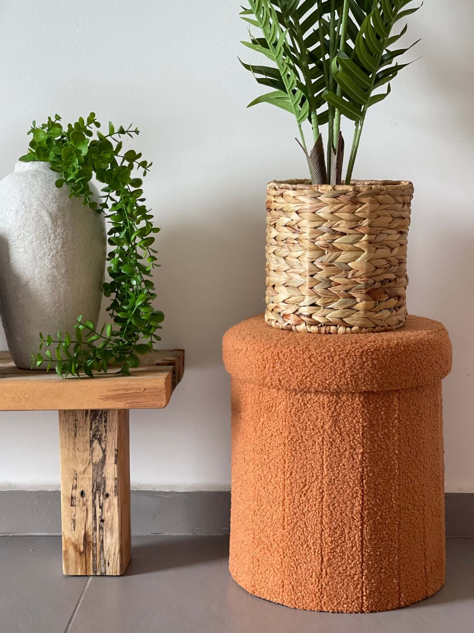 הדום בצבע חמרה בשילוב של סל קש וצמחים מלאכותיים