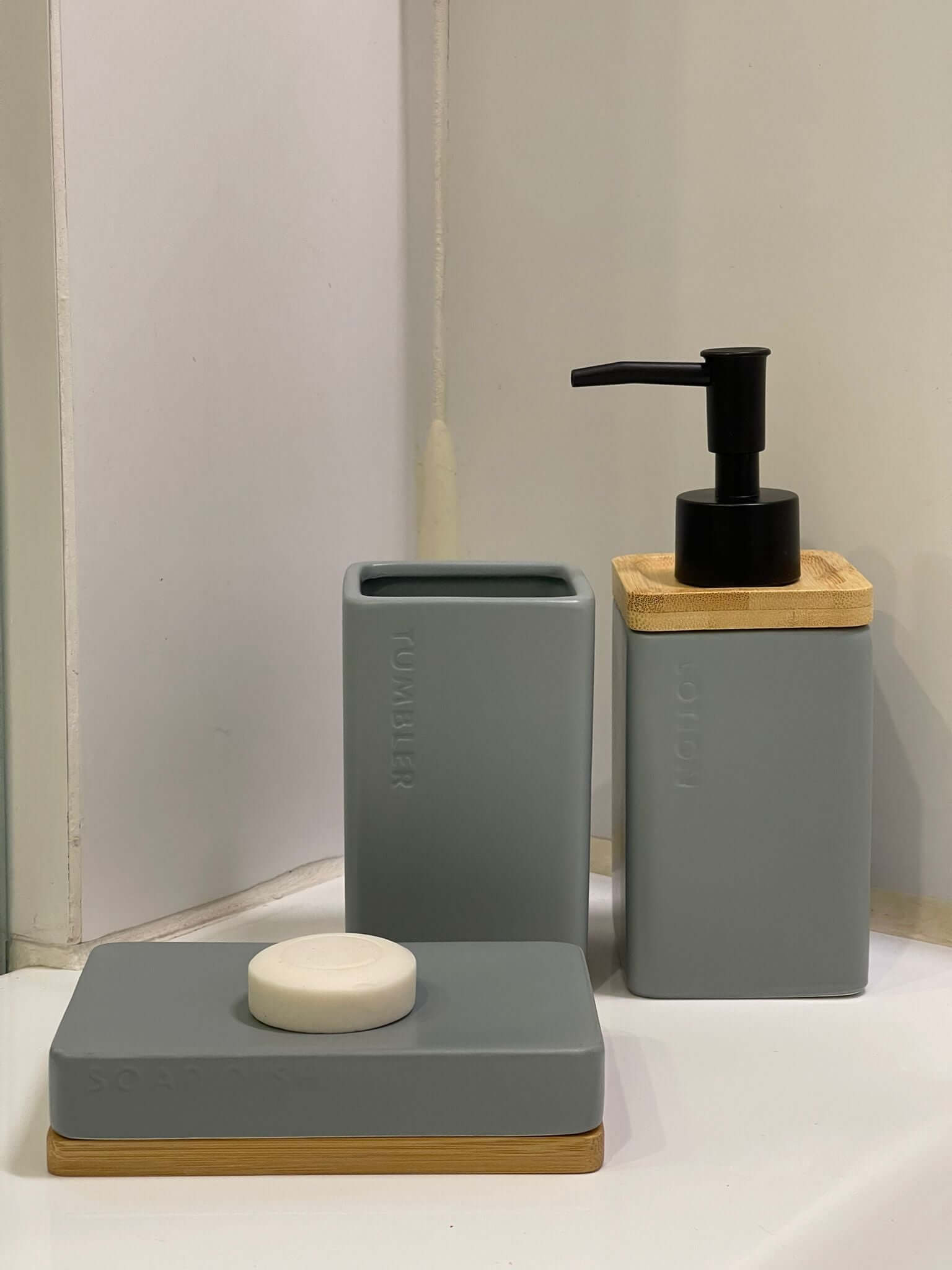 סט אמבטיה כחול בשילוב עץ במבוק