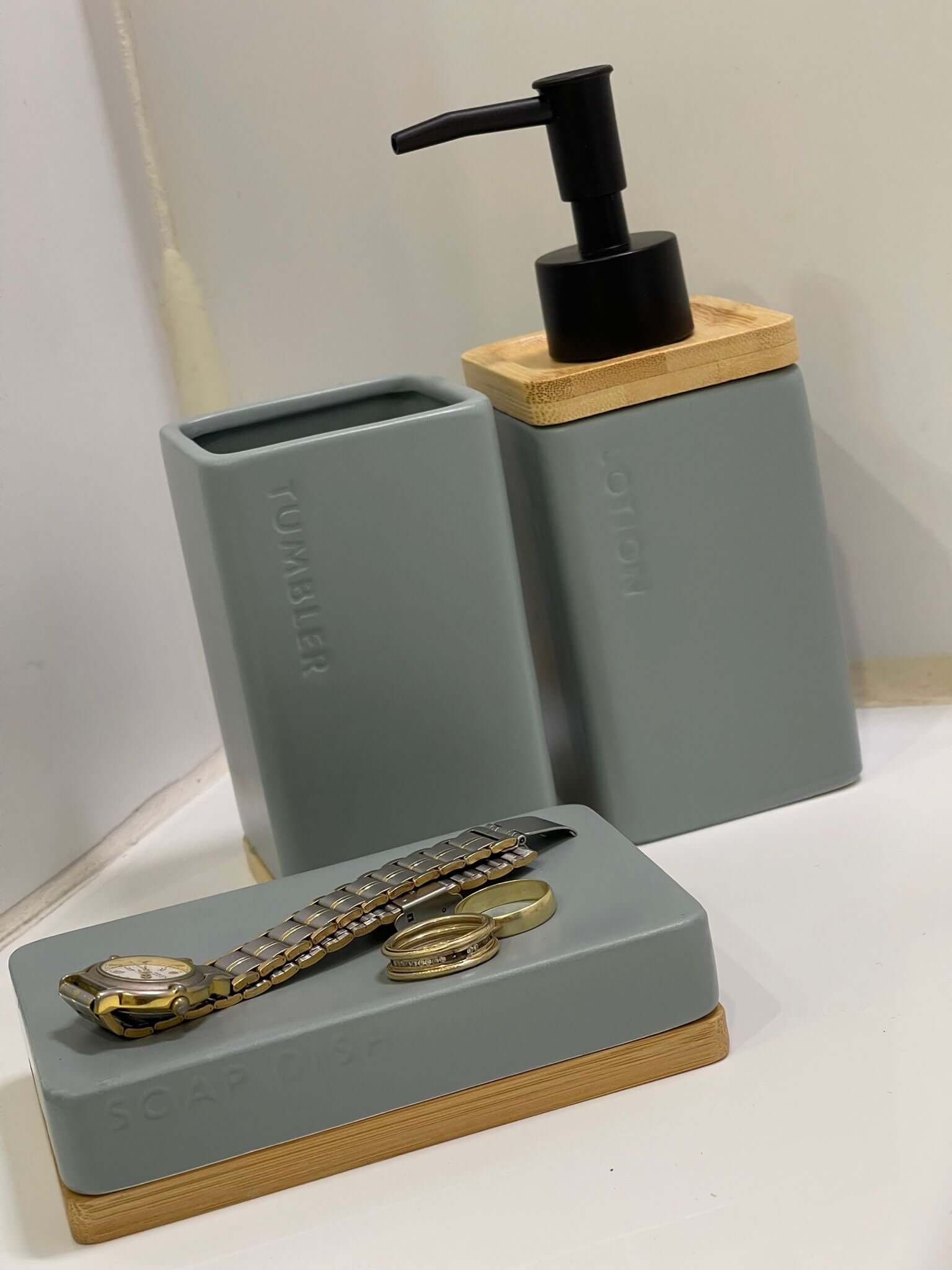 סט אמבטיה כחול בשילוב עץ במבוק