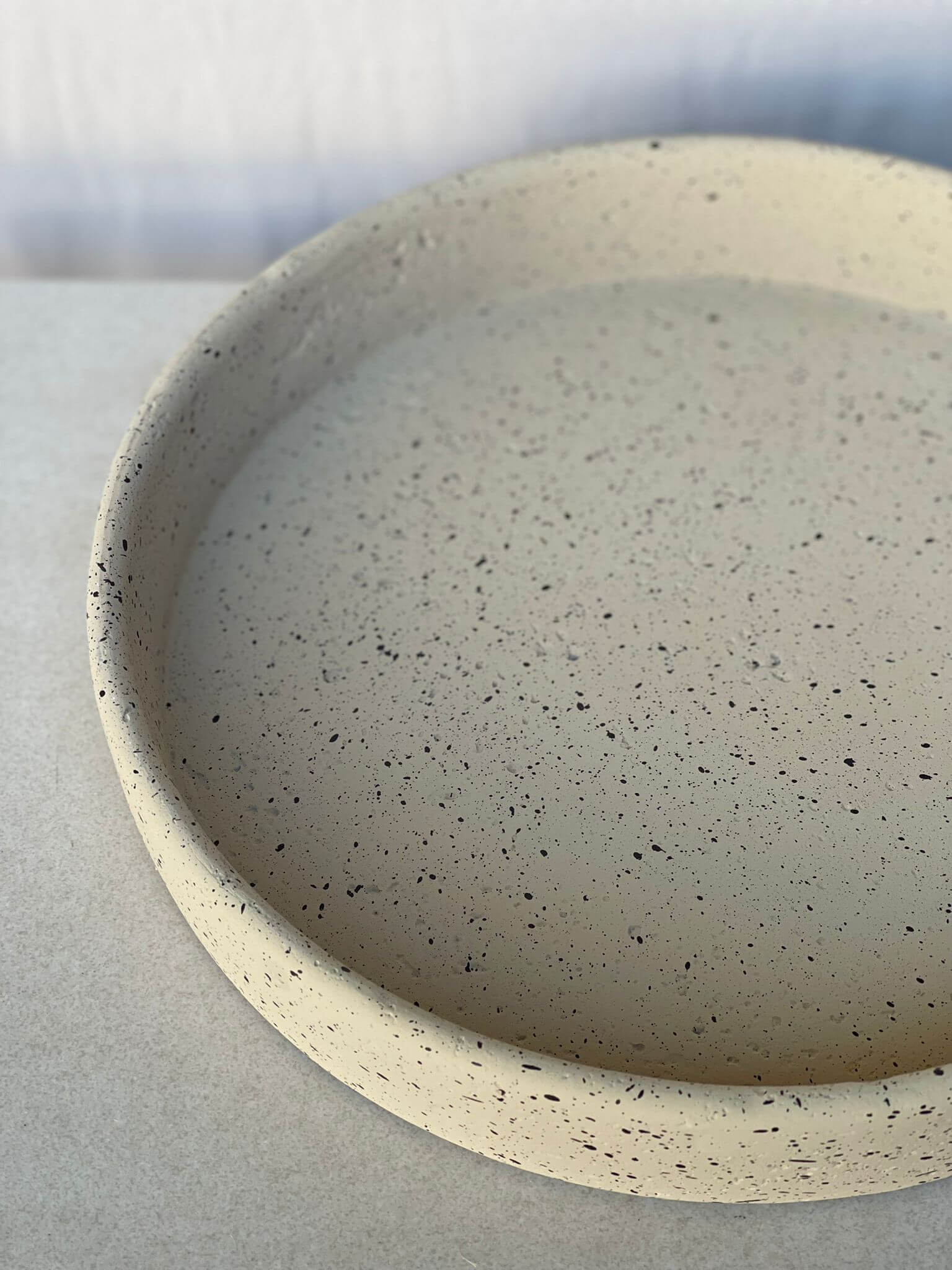 מגש חרס עגול מנוקד