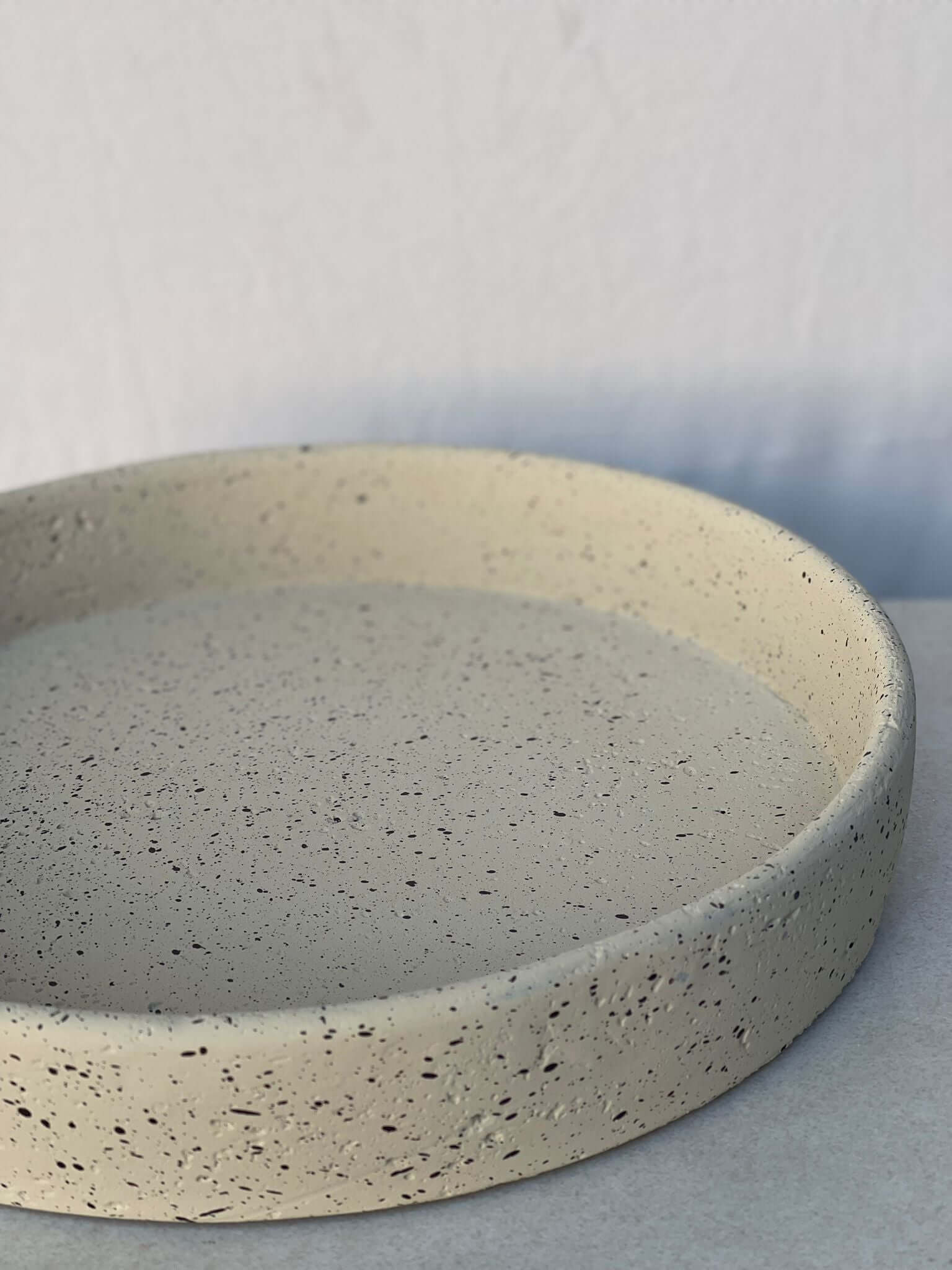 מגש חרס עגול מנוקד