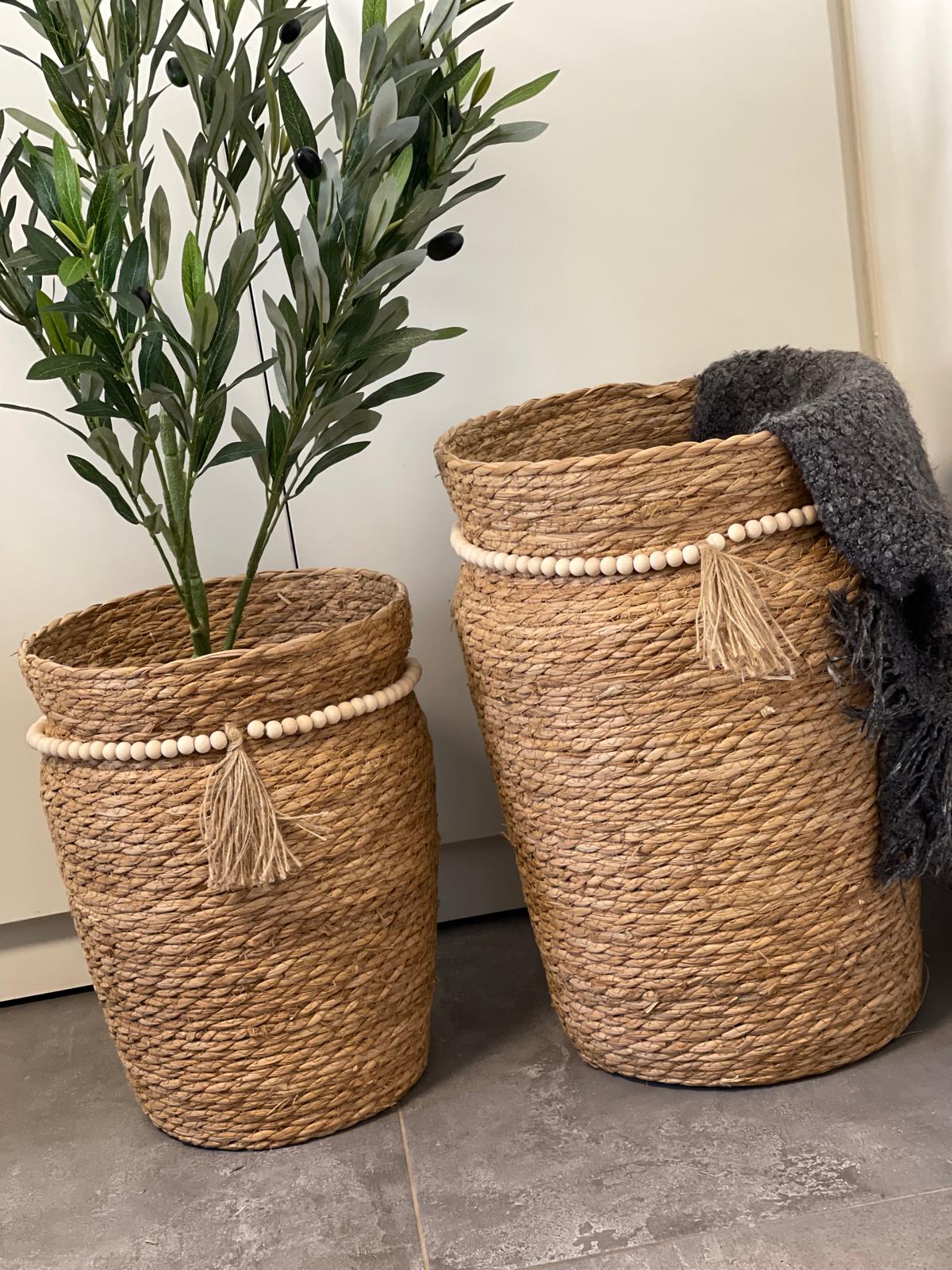 סל קש גבוה בשילוב שרשרת חרוזי עץ