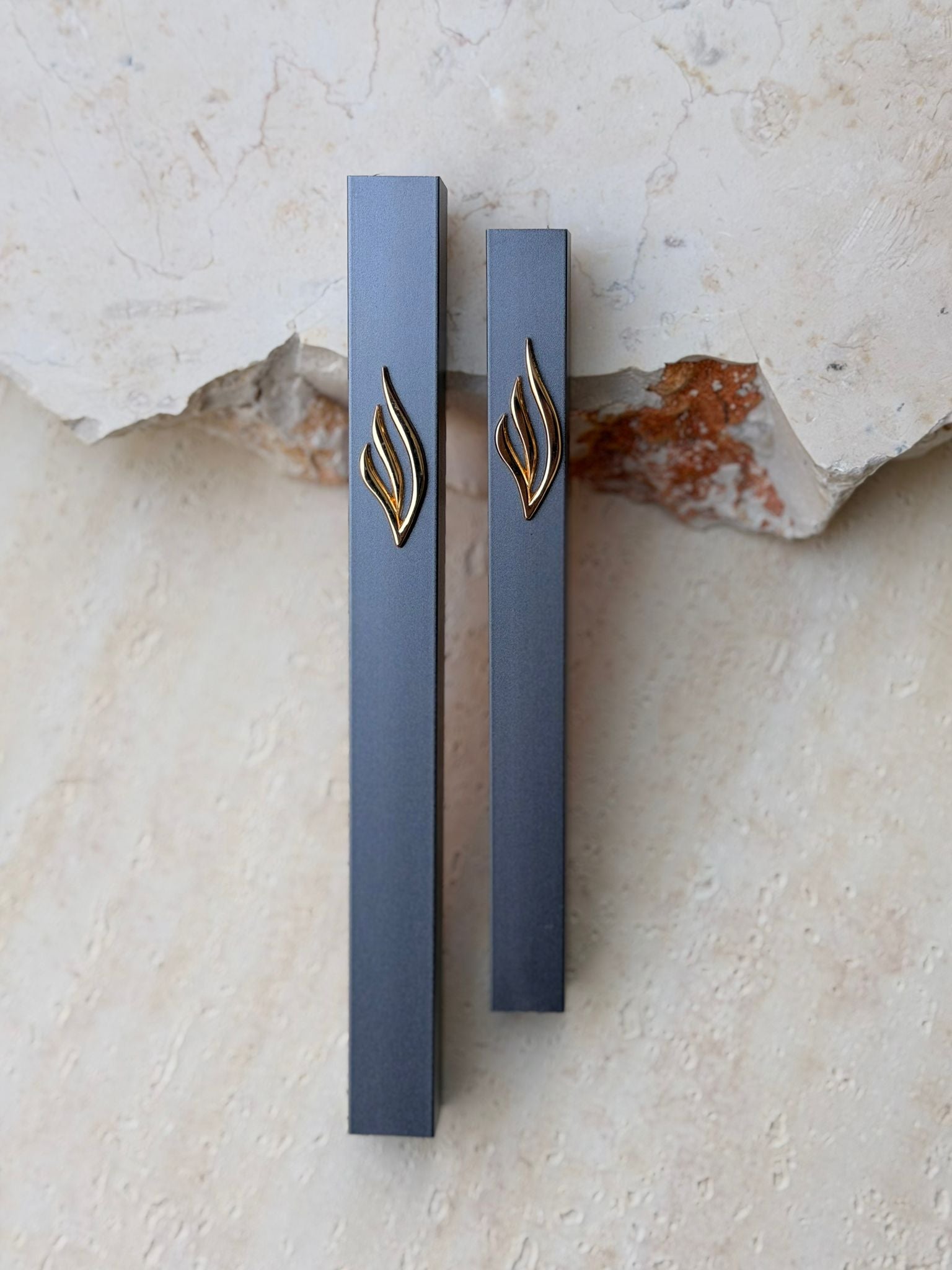 בית מזוזה אפור גרפיט עשוי מתכת להב