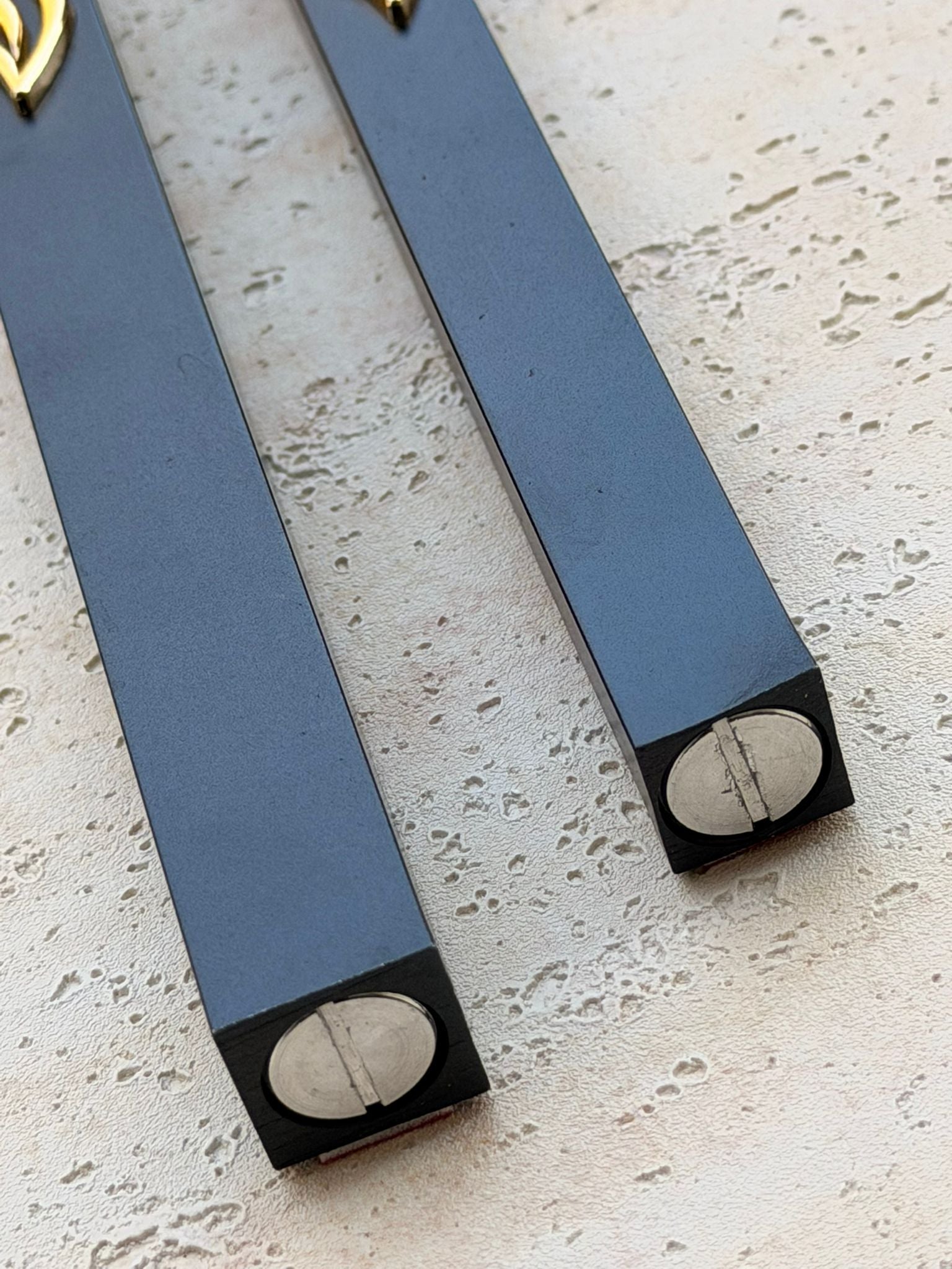 בית מזוזה שחור עשוי מתכת להב