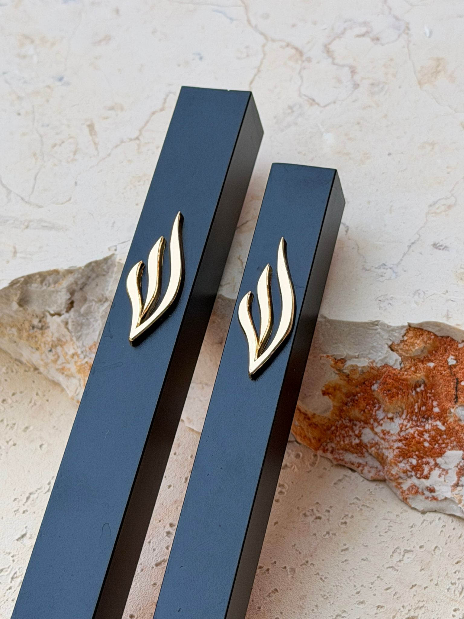 בית מזוזה שחור עשוי מתכת להב