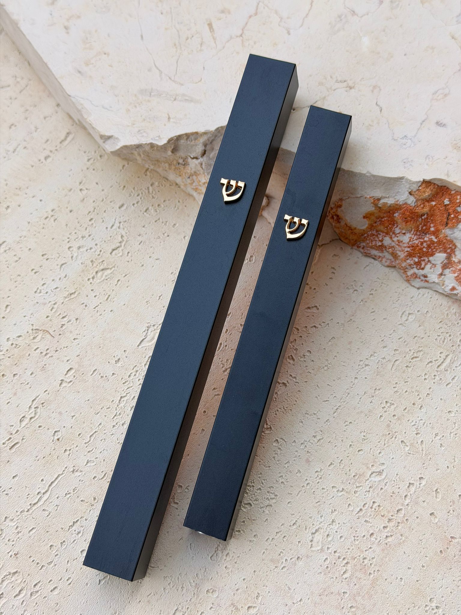 בית מזוזה שחור עשוי מתכת עוז