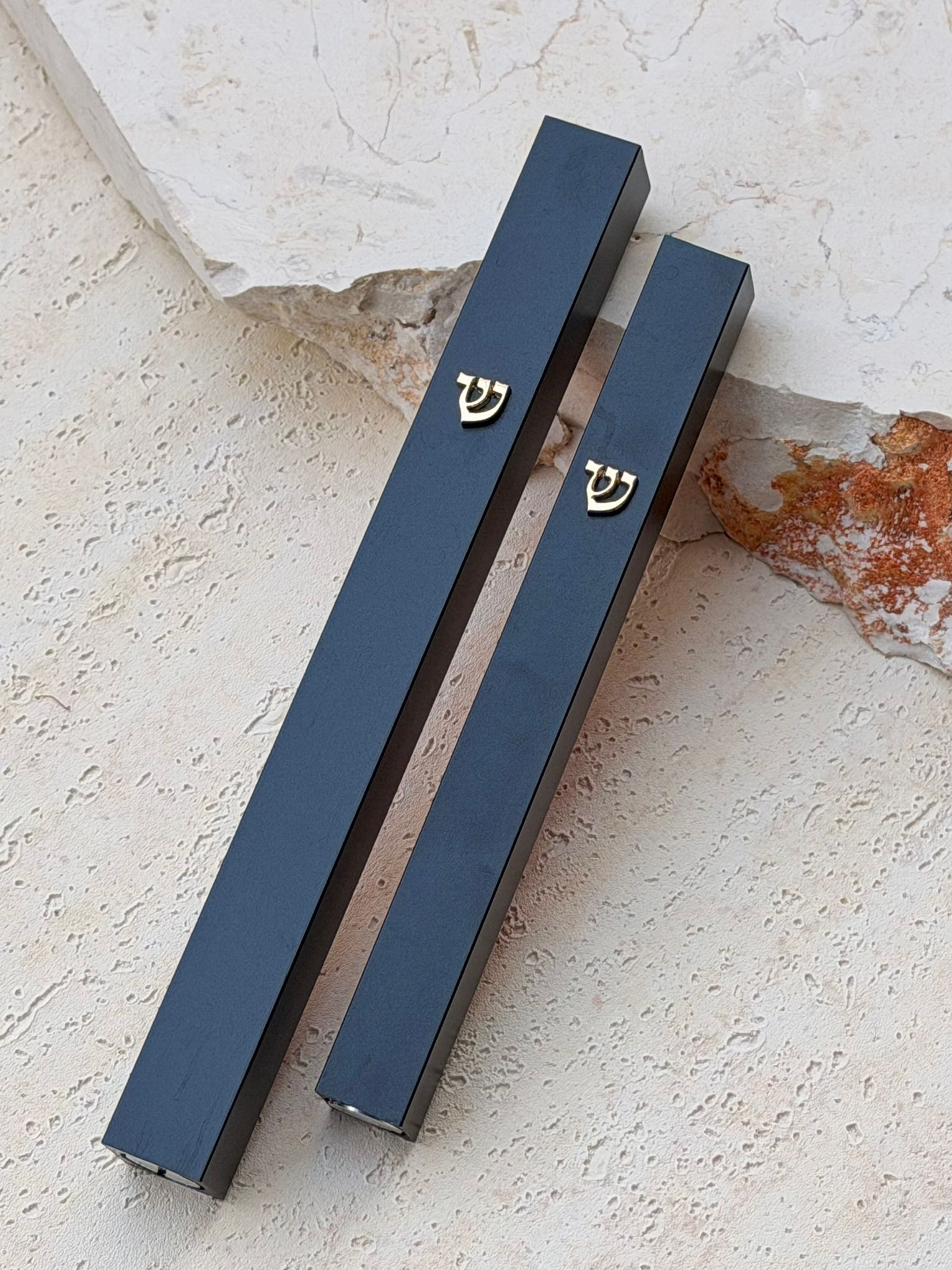 בית מזוזה שחור עשוי מתכת עוז