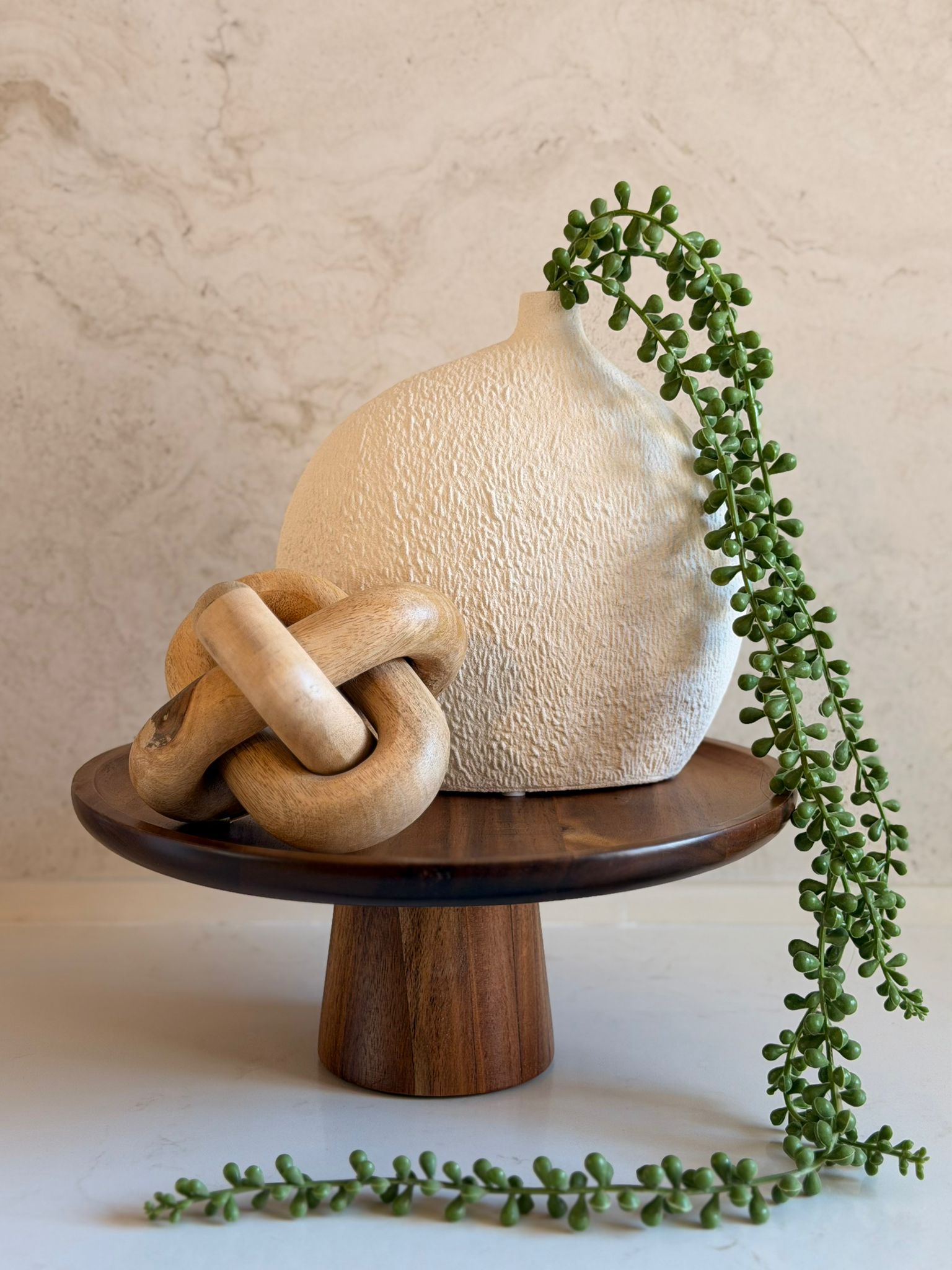 מגש עץ אגוז עגול על רגל