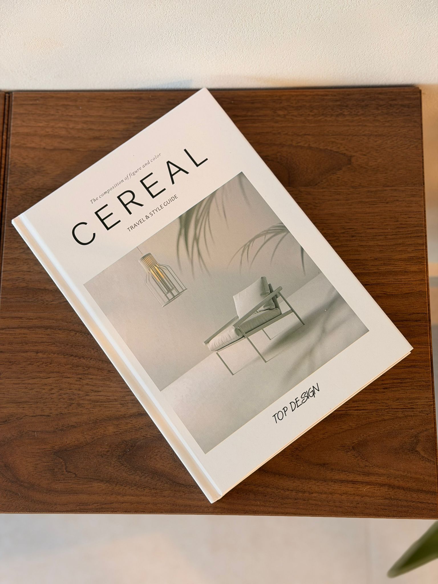 ספר עיצוב נפתח עם דפים - סיריאל