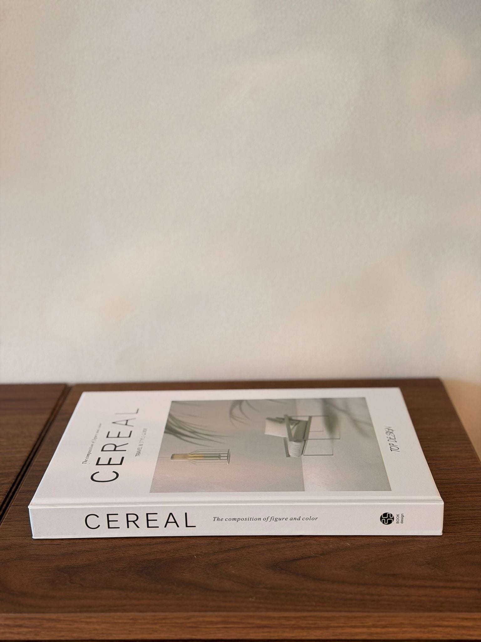 ספר עיצוב נפתח עם דפים - סיריאל