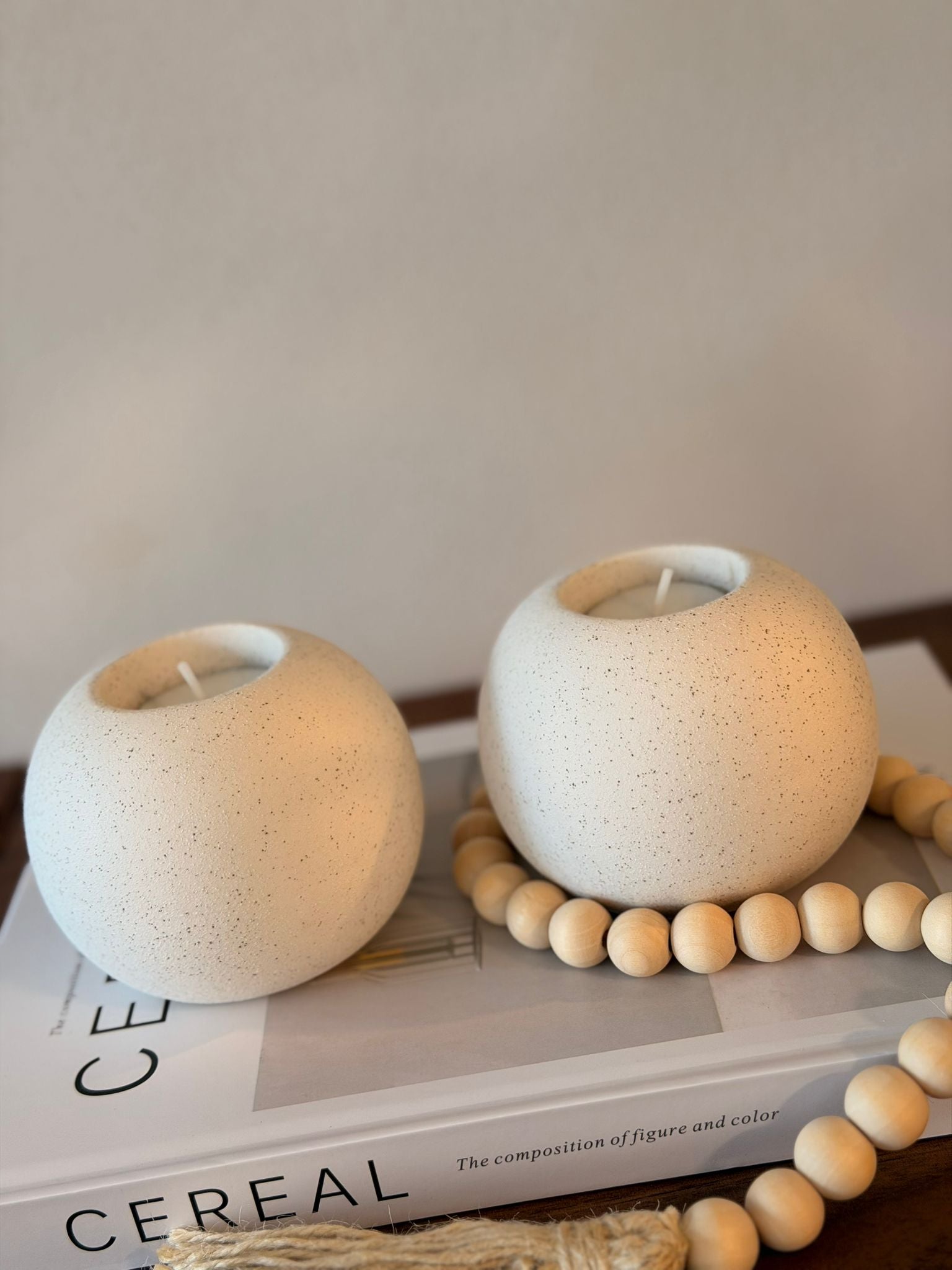 פמוט חרס עגול מנוקד