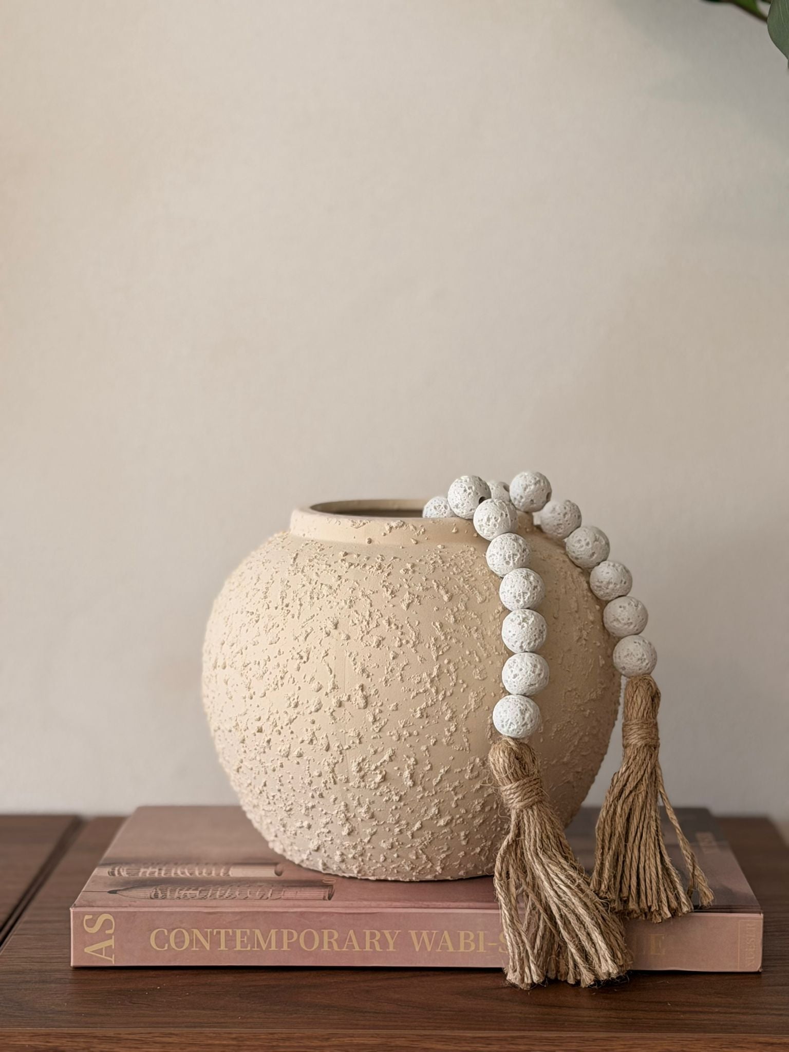 אגרטל חרס גיר אוף-ווייט נמוך