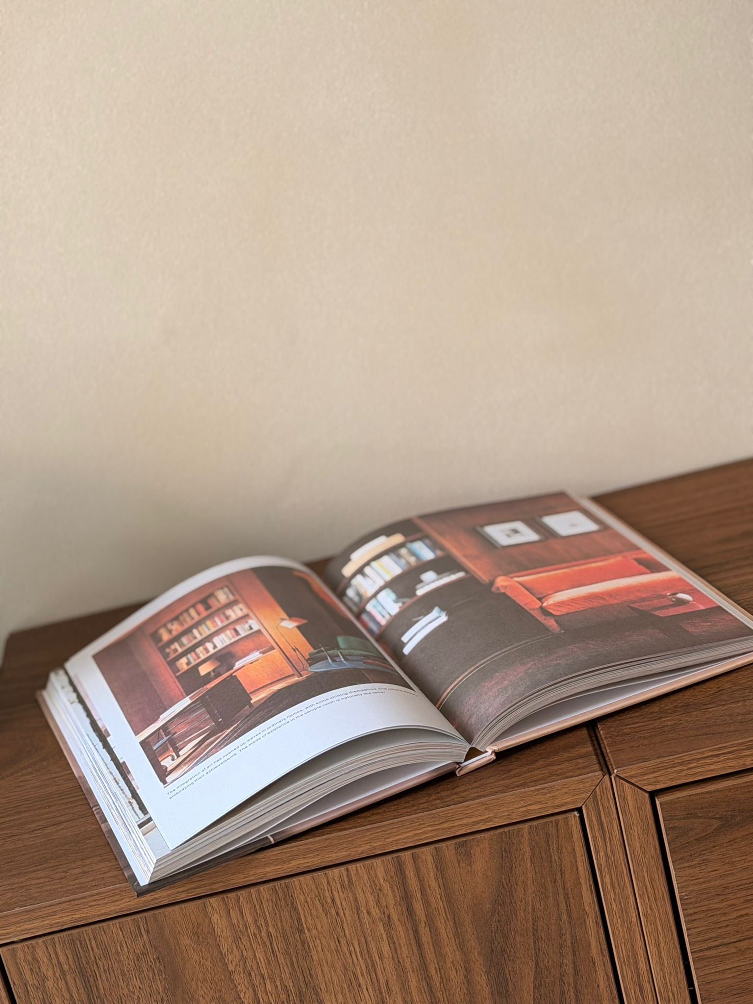 ספר עיצוב נפתח עם דפים - וואבי סאבי