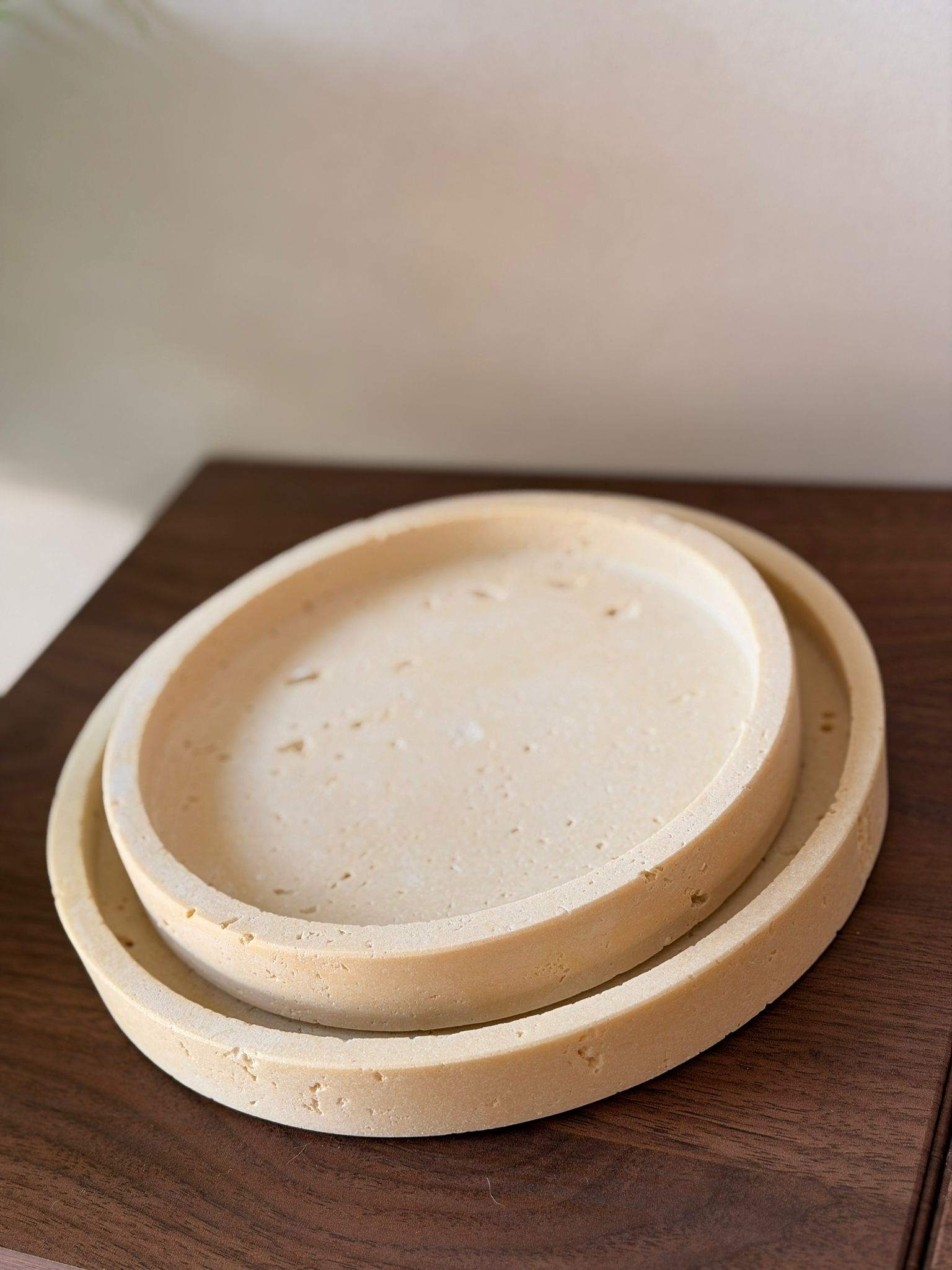 מגש טרוורטין פולי עגול בז' בהיר