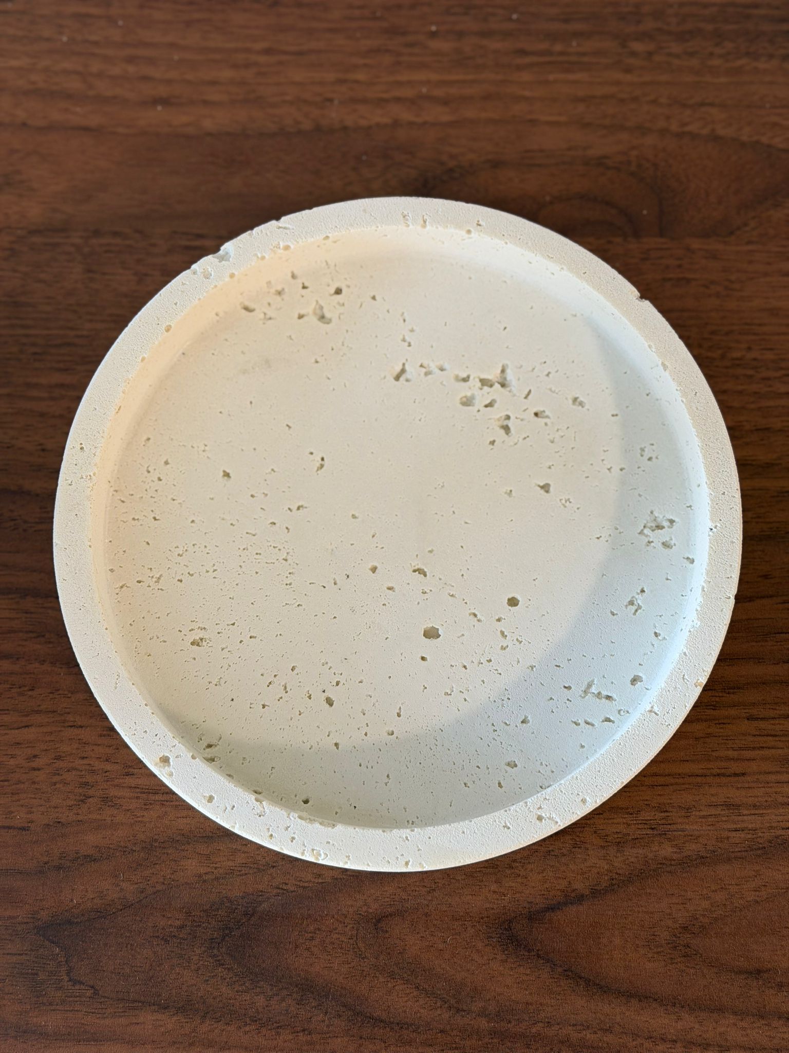 מגש טרוורטין פולי עגול שמנת