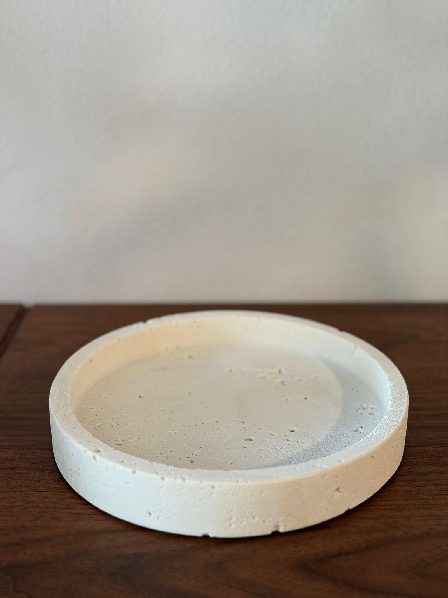 מגש טרוורטין פולי עגול שמנת