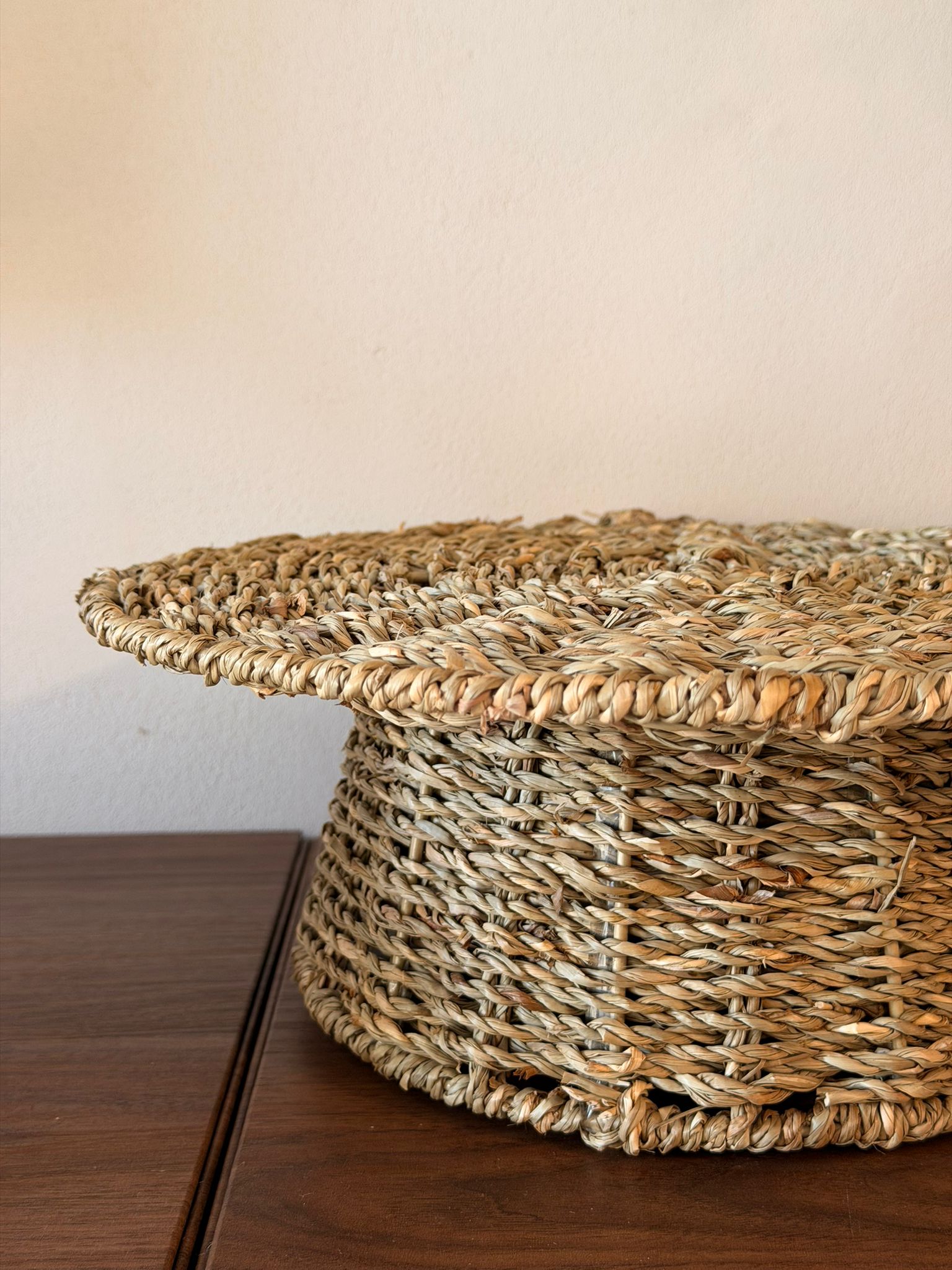 מגש מוגבה עשוי קש קלוע