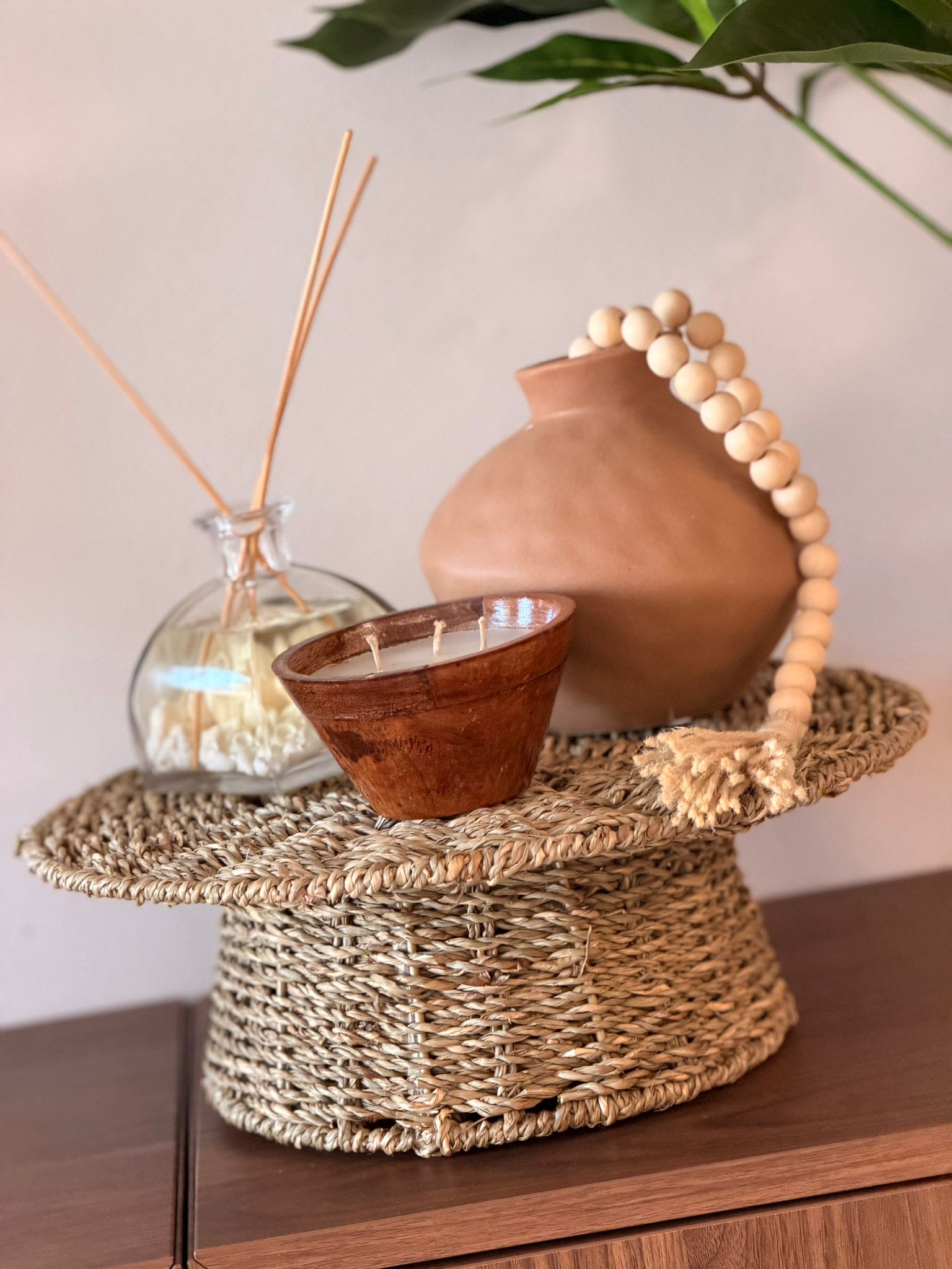 מגש מוגבה עשוי קש קלוע