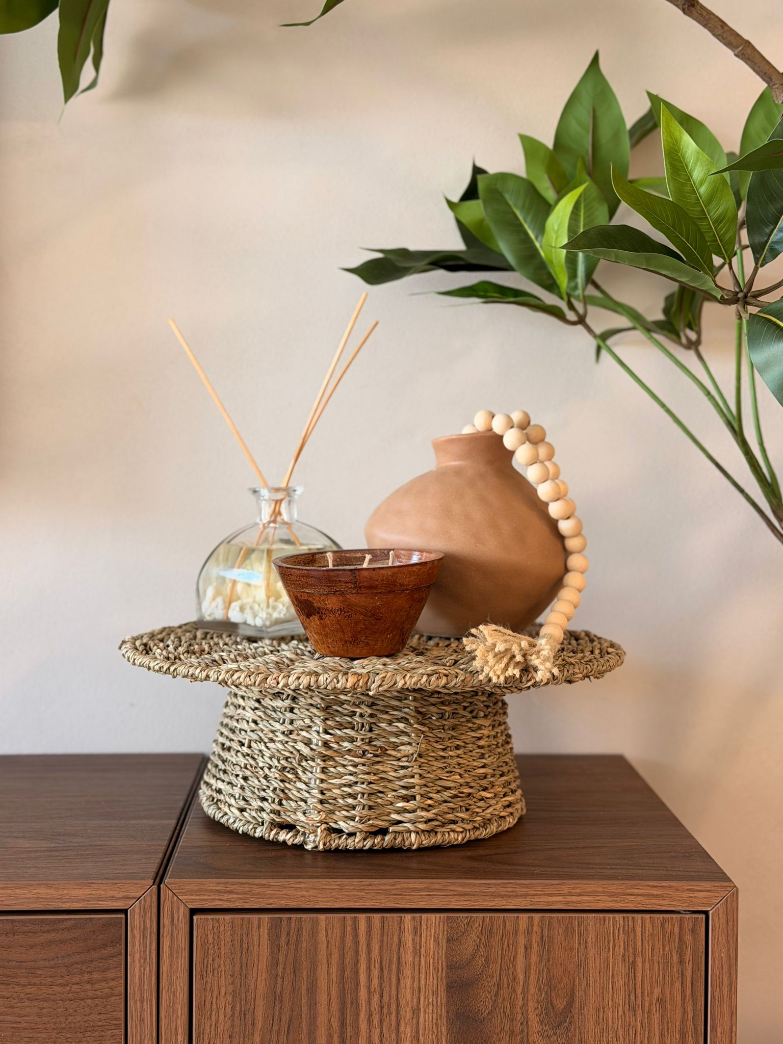 מגש מוגבה עשוי קש קלוע