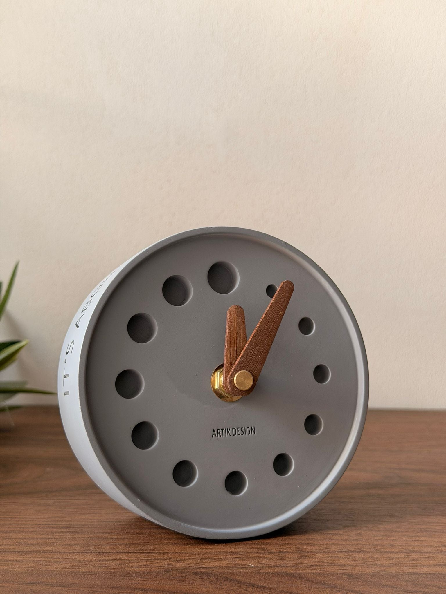 שעון בטון שולחני