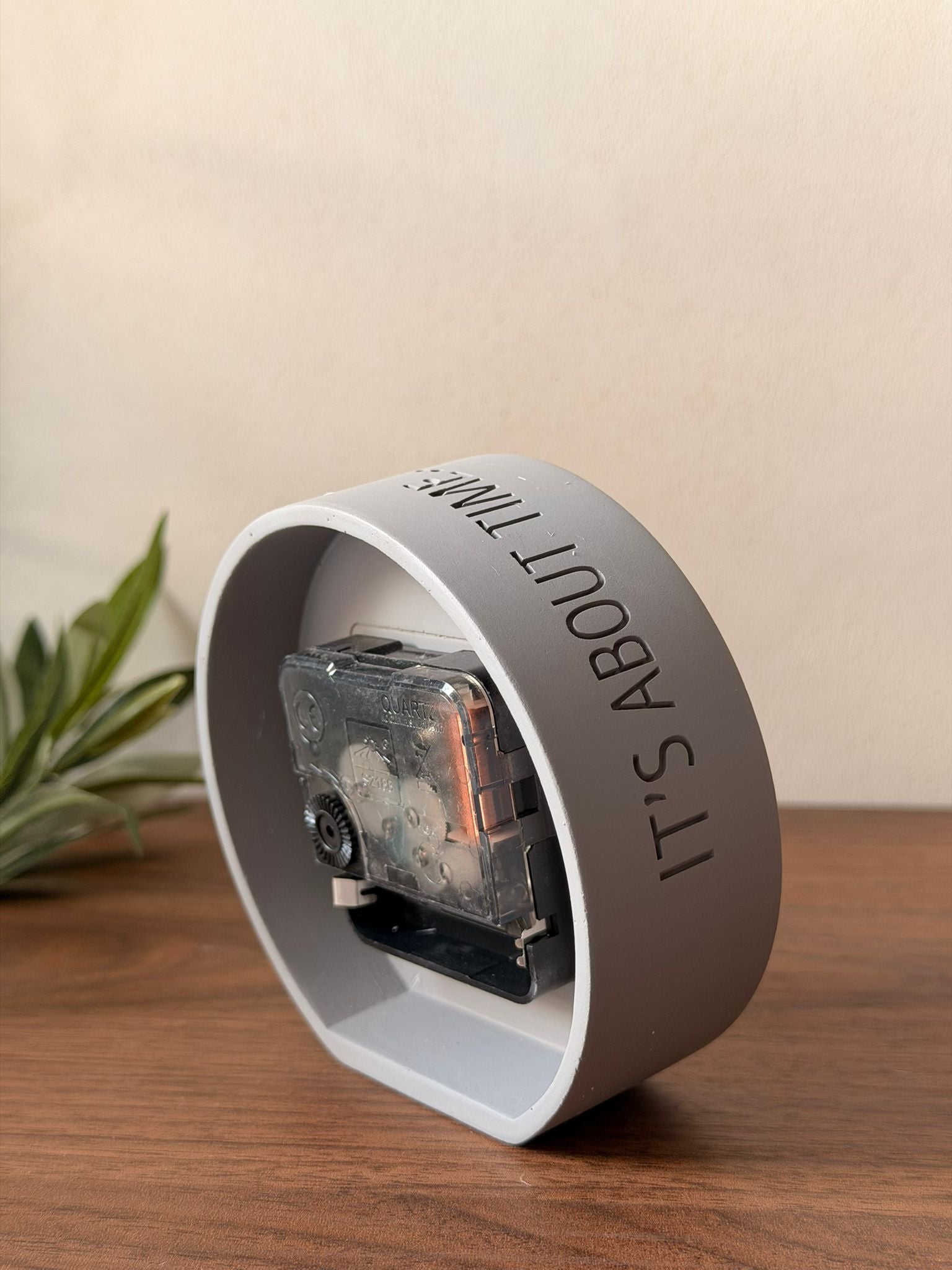 שעון בטון שולחני