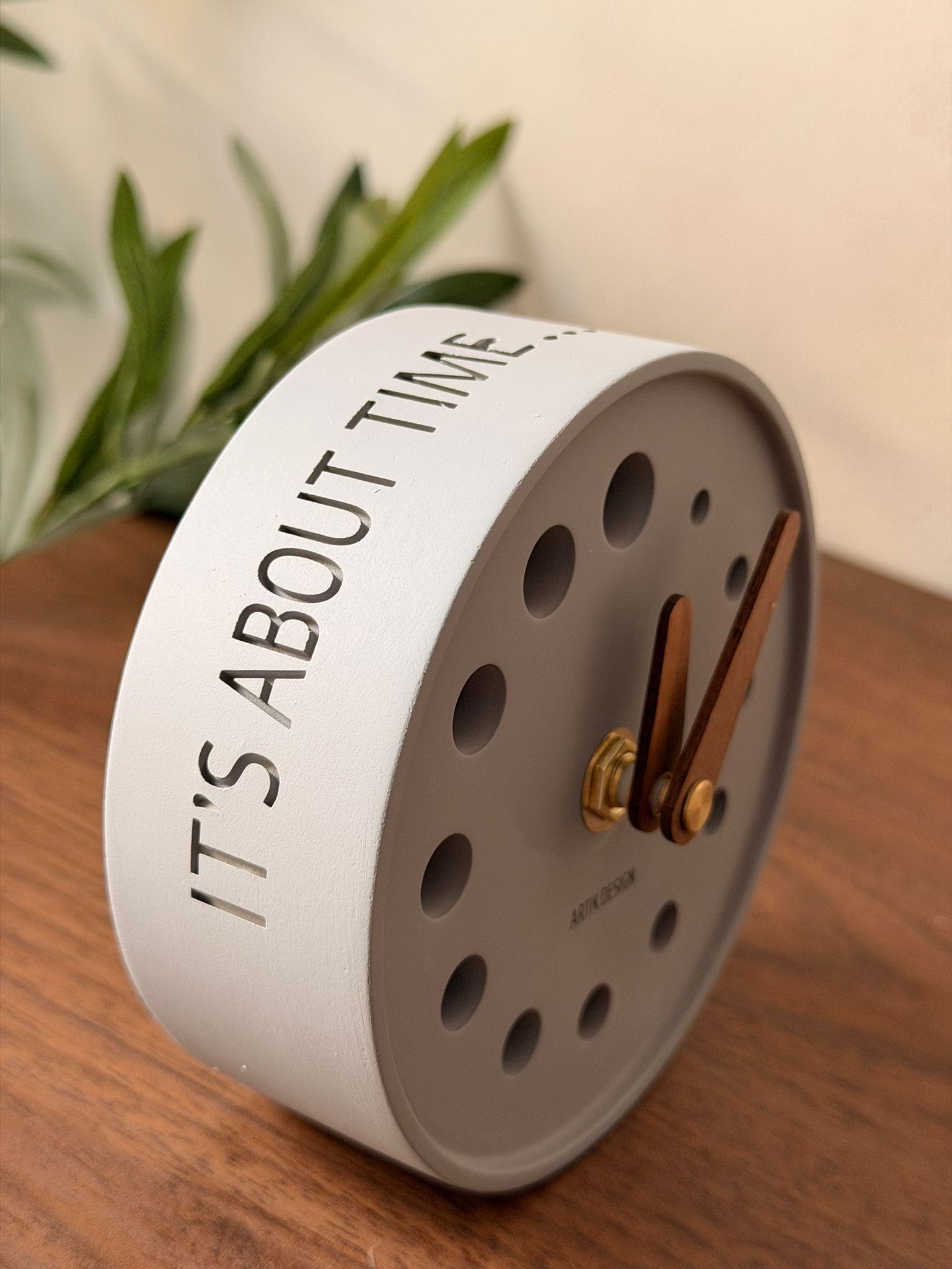 שעון בטון שולחני