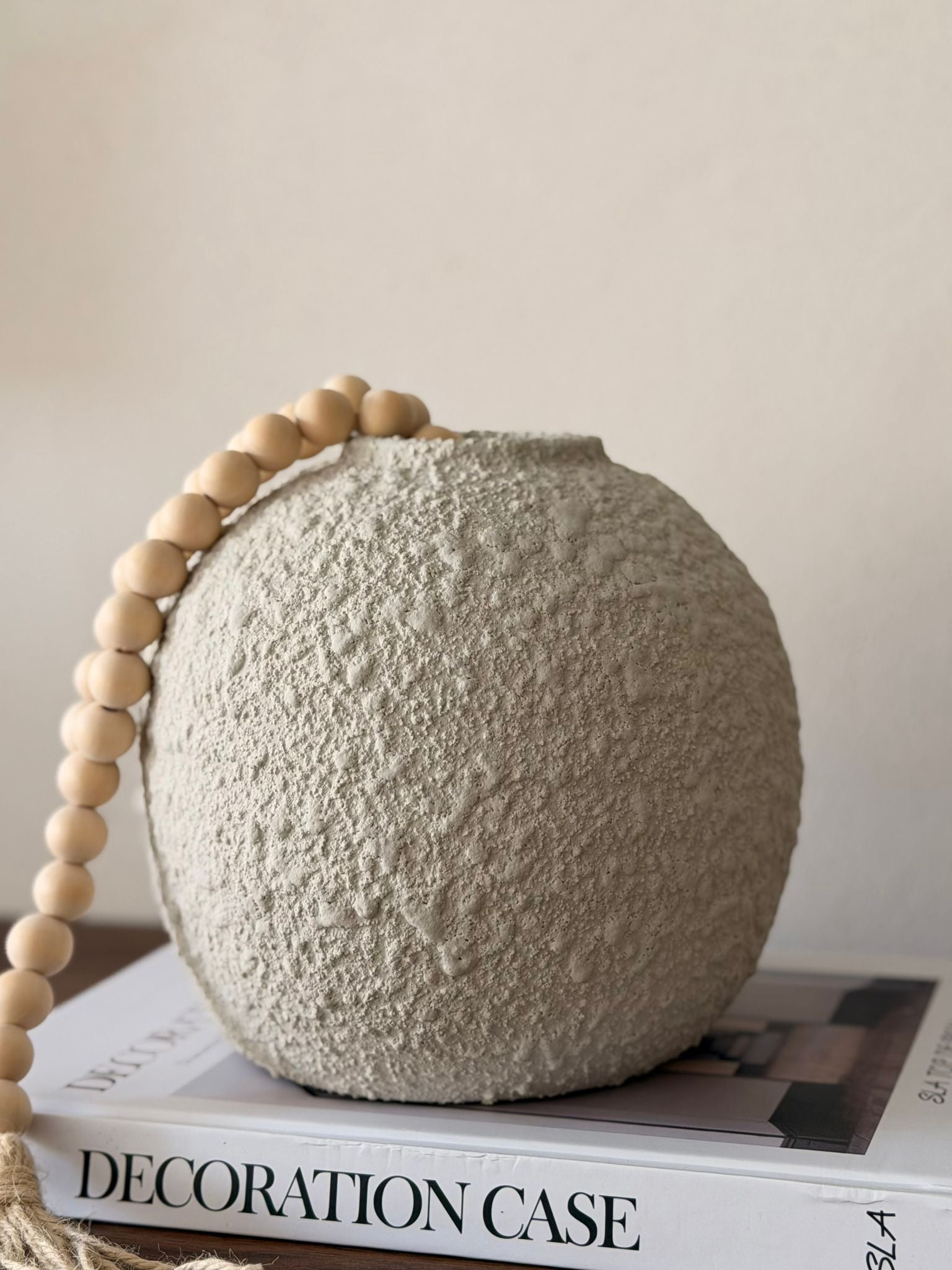 אגרטל אבן סנדי אוף-ווייט