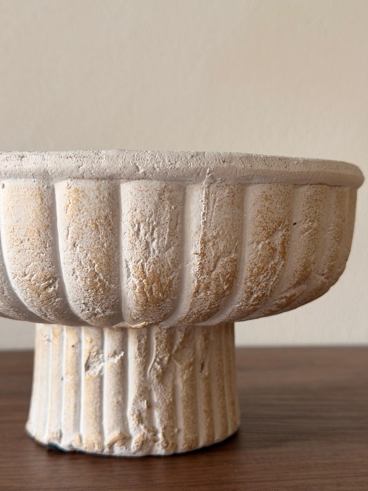 קערת חרס על רגל אטלס