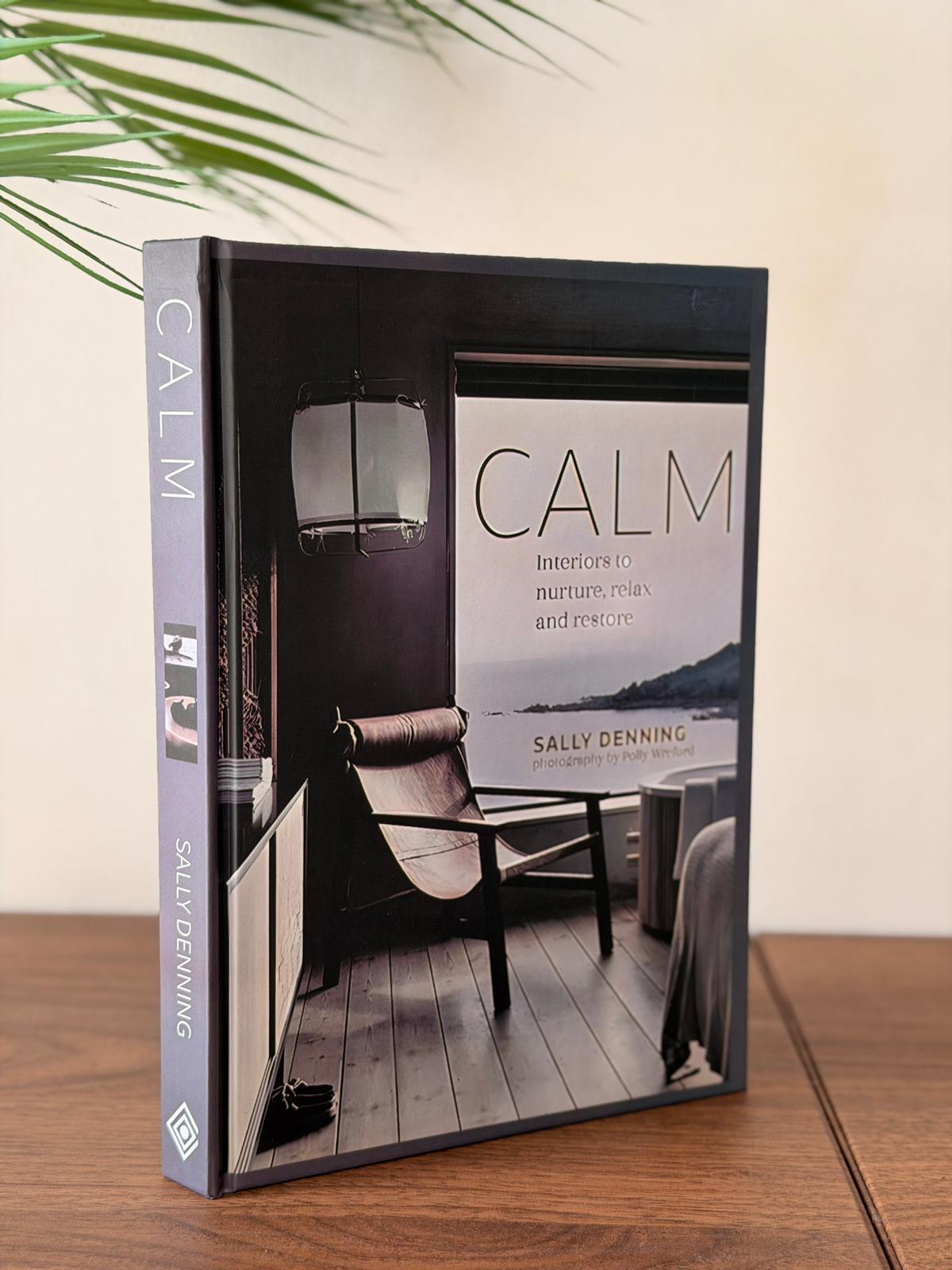 ספר עיצוב נפתח עם דפים - CALM