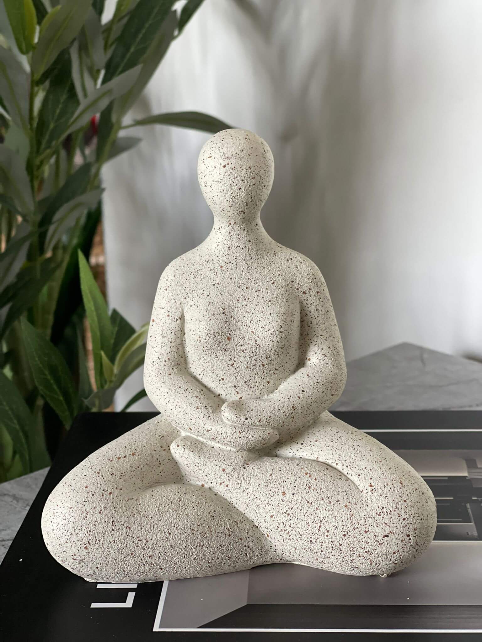 פסלון יוגה דמוי אבן - דגם לבחירה