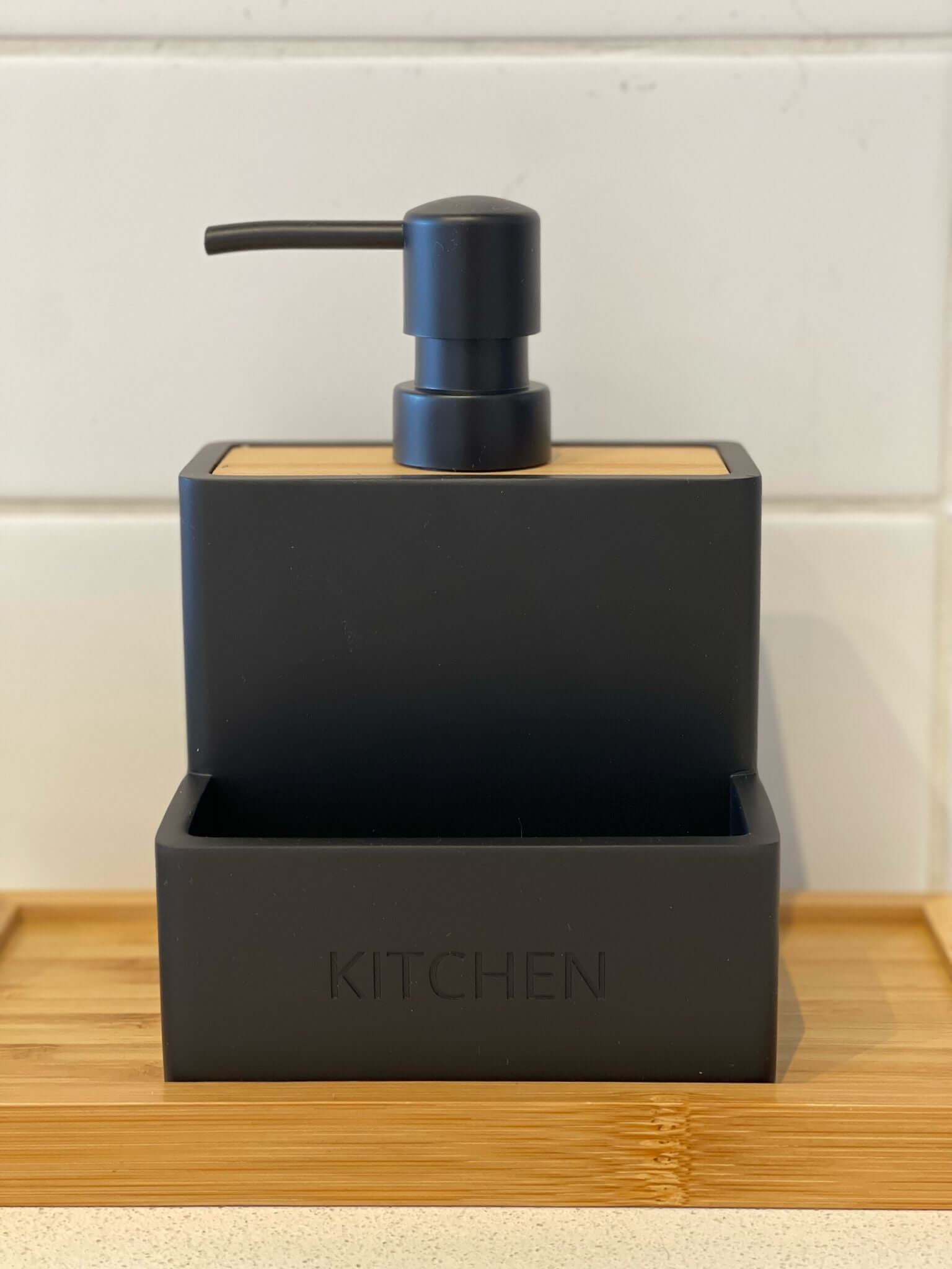 דיספנסר כלים שחור בשילוב עץ