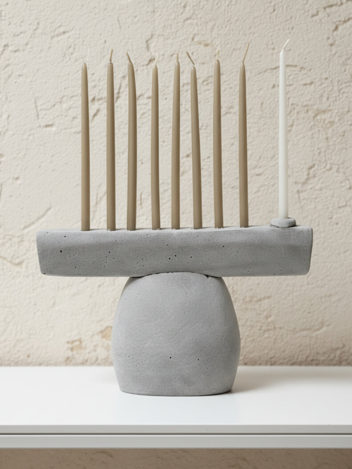 חנוכיית בטון אפורה א-סימטרית