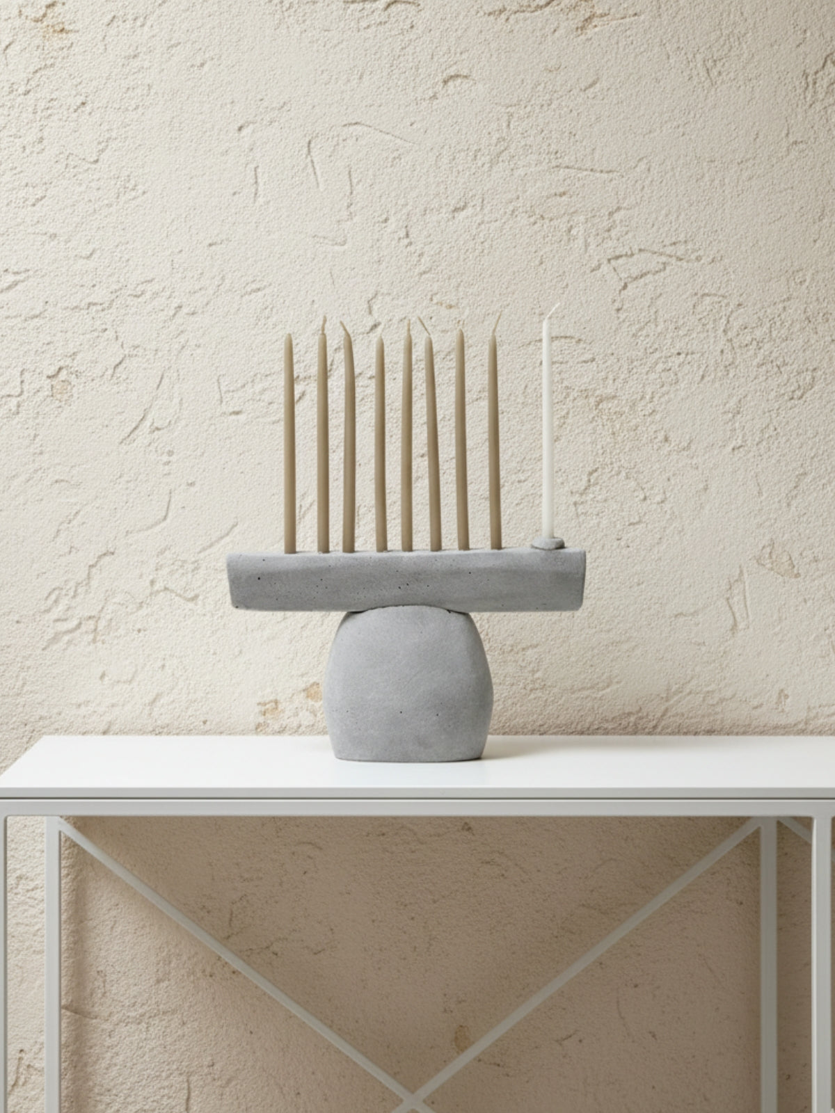 חנוכיית בטון אפורה א-סימטרית