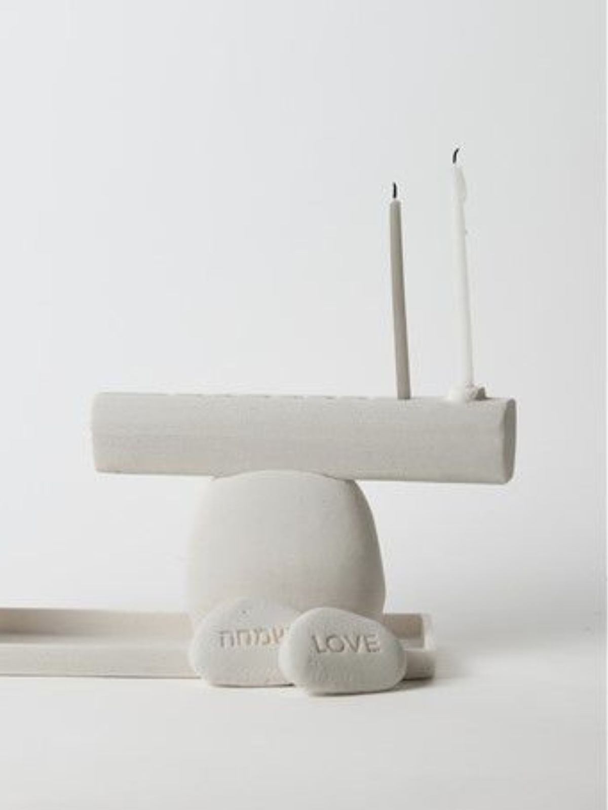 חנוכיית בטון לבנה א-סימטרית