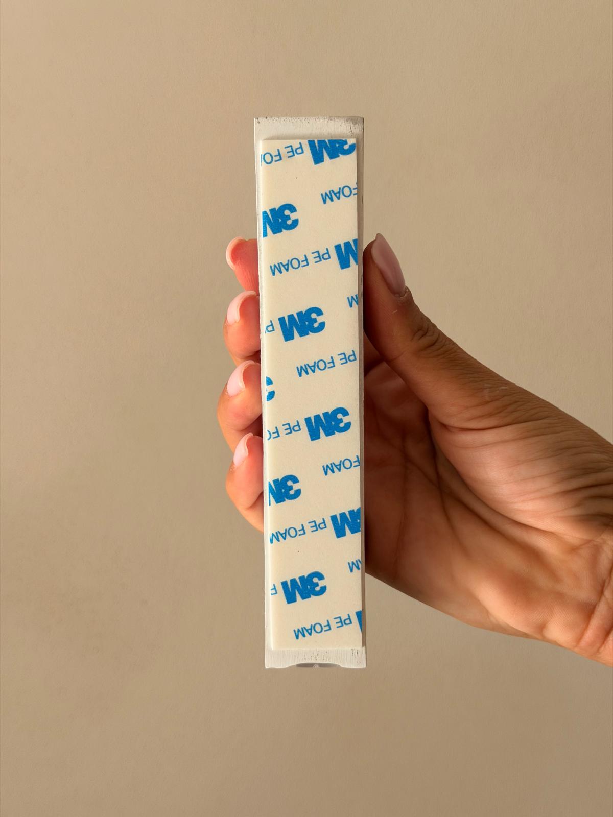 בית מזוזה לבן בגימור עץ דגם אילן
