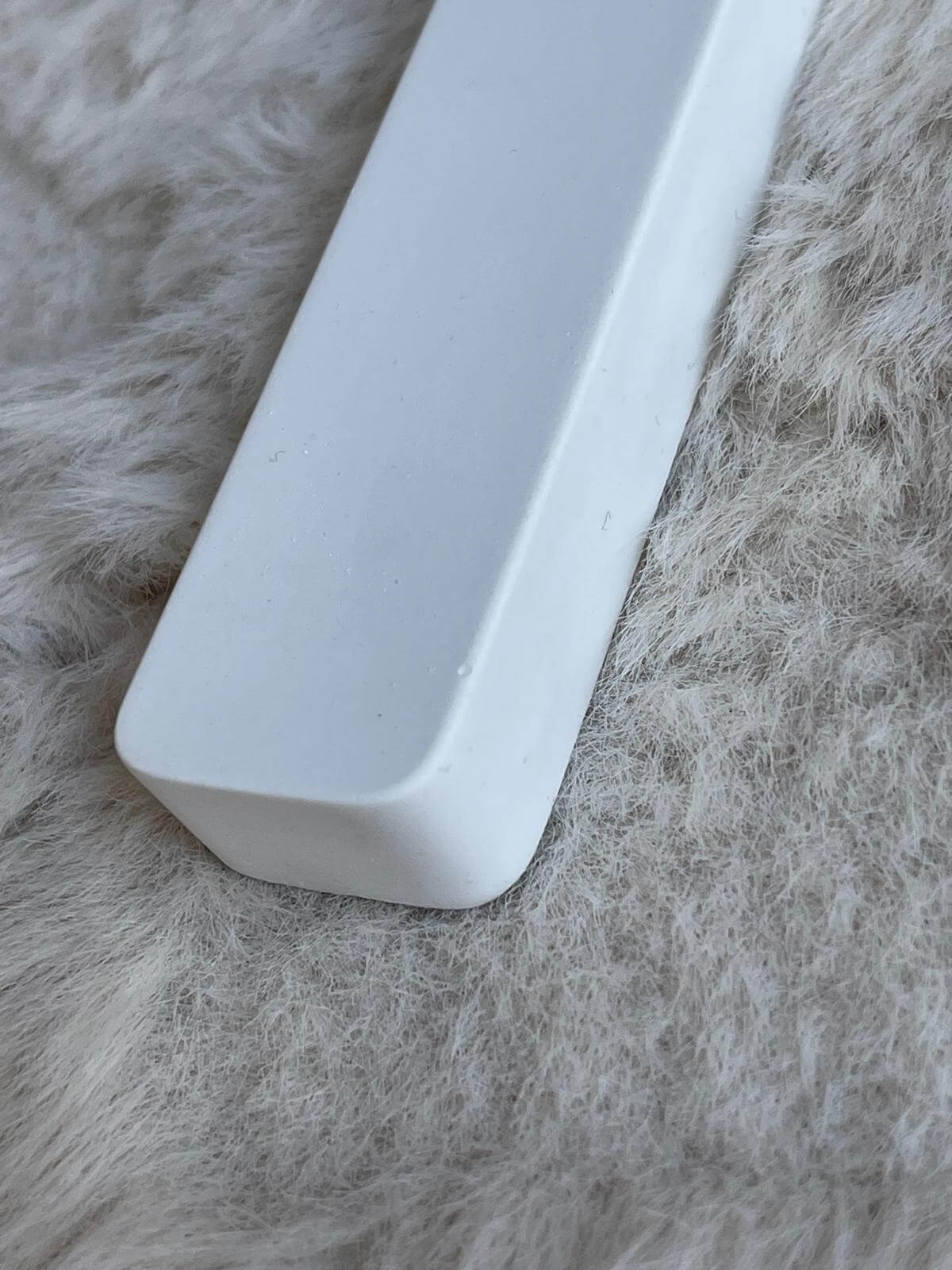 מזוזה לבנה עשויה בטון נצח