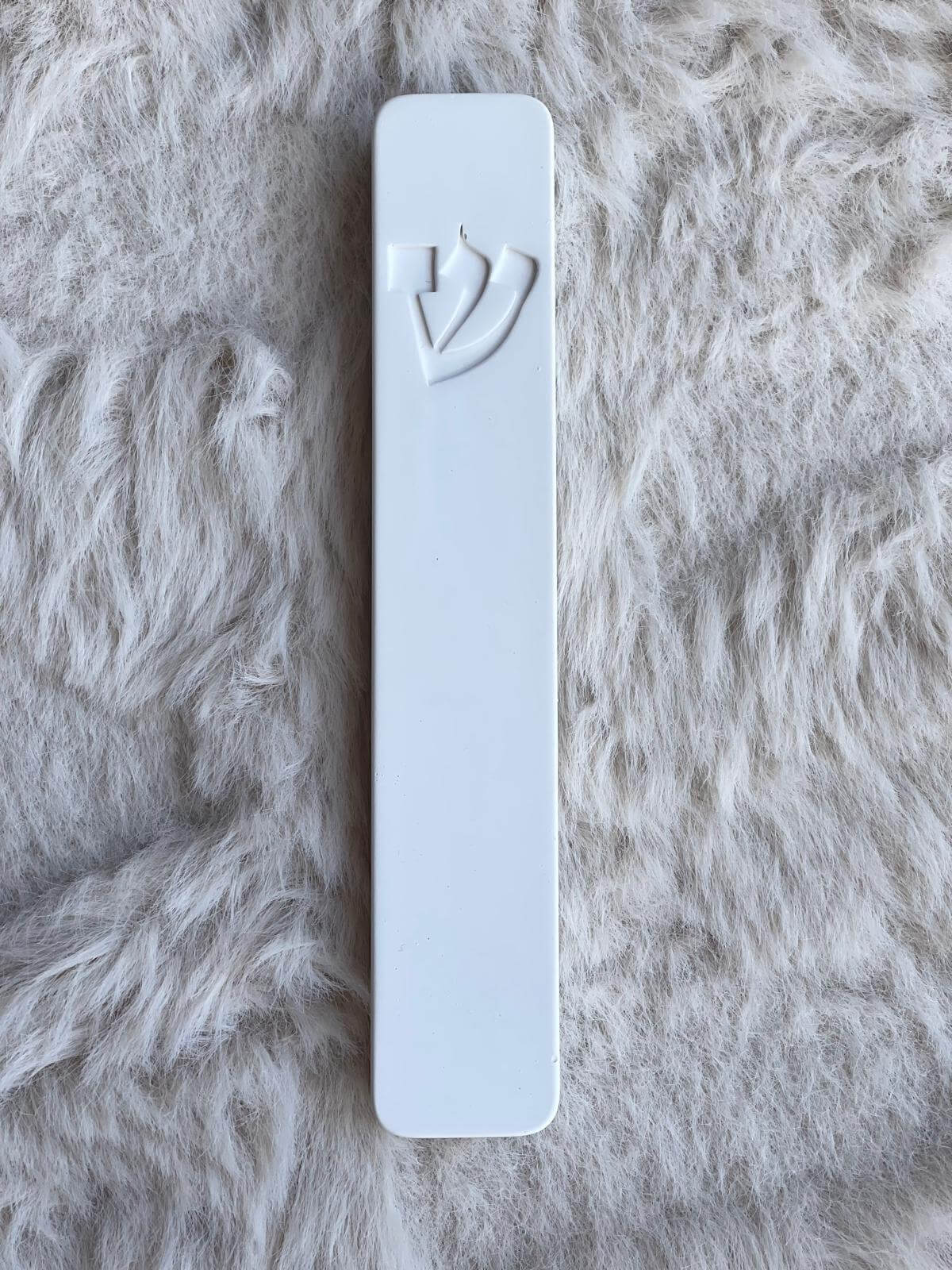 מזוזה לבנה עשויה בטון נצח