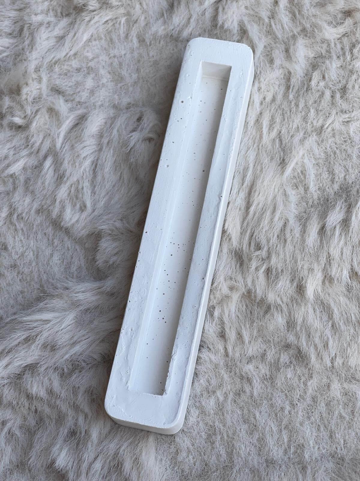 מזוזה לבנה עשויה בטון נצח