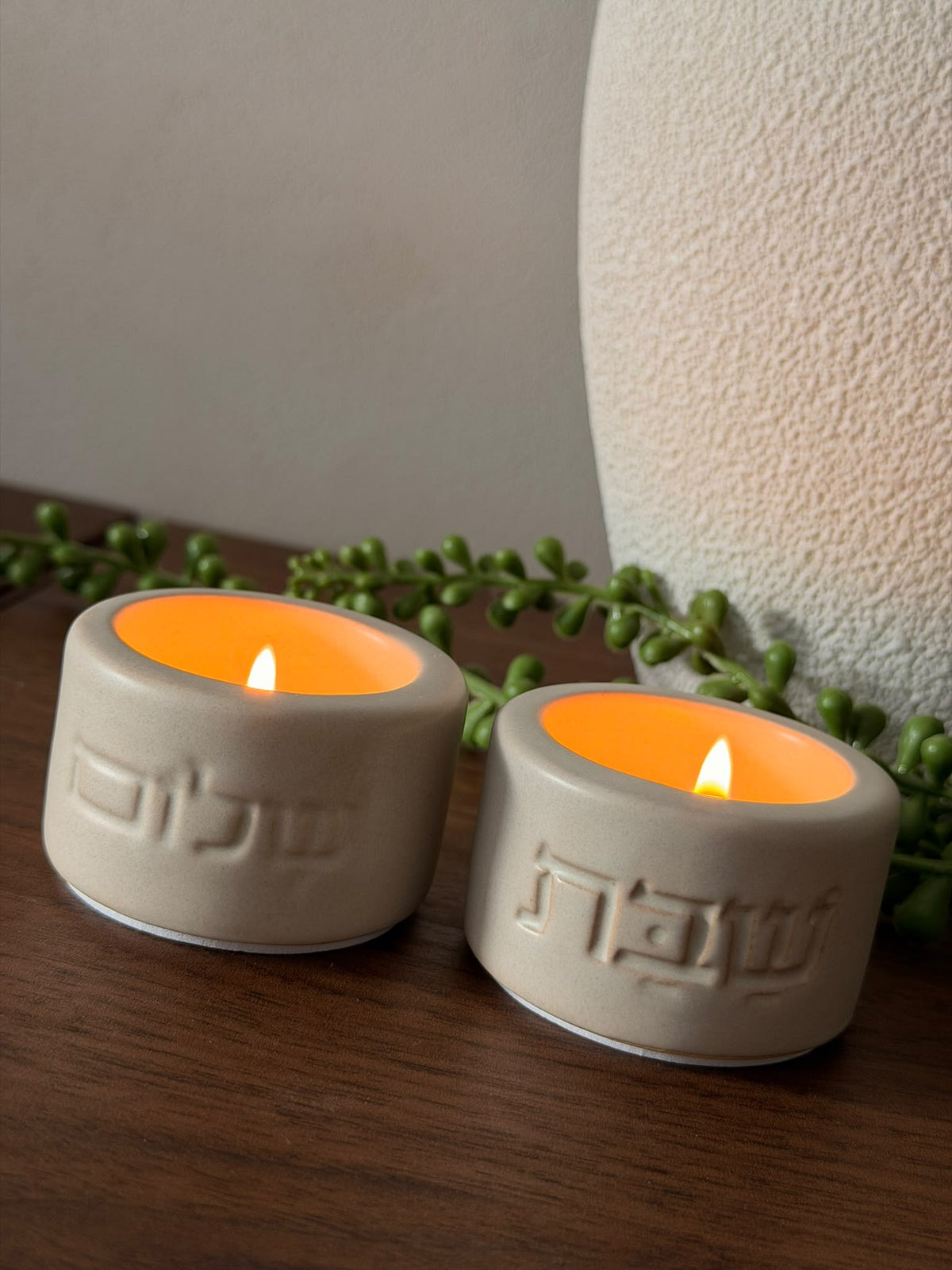 סט פמוטים לנרות שבת מקרמיקה צבע אבן – שבת שלום