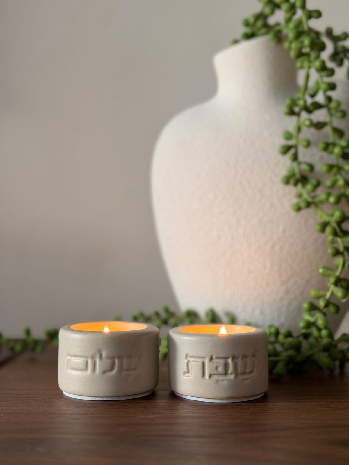 סט פמוטים לנרות שבת מקרמיקה צבע אבן – שבת שלום
