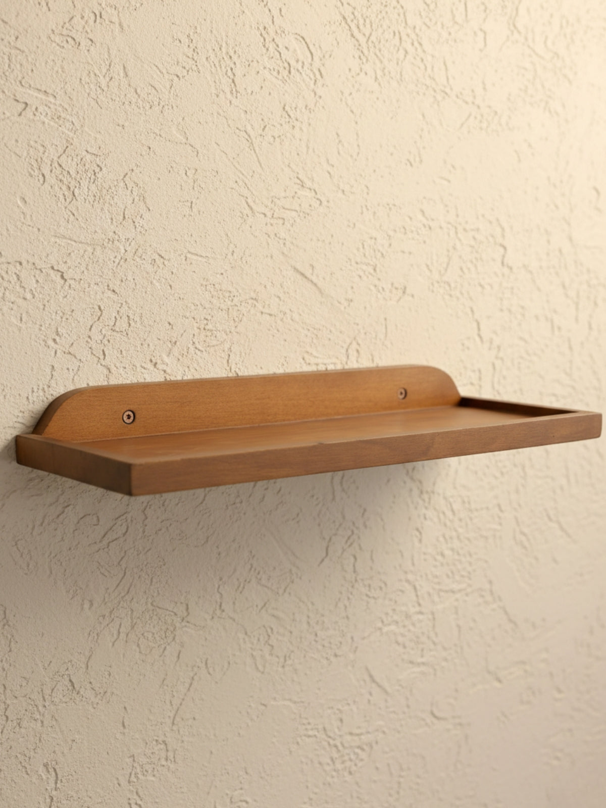 מדף עץ בגוון אגוז עם דופן אחורי - גודל לבחירה